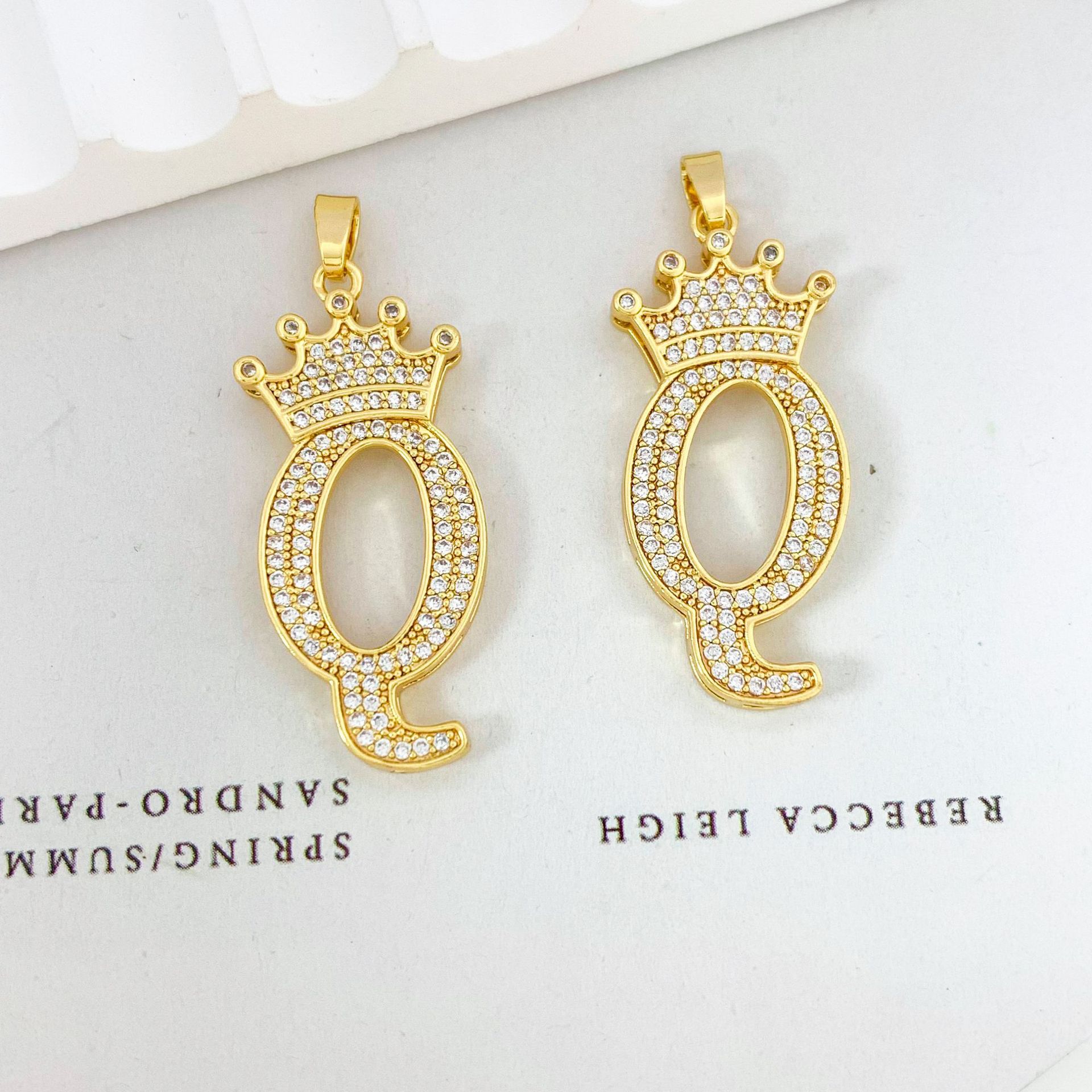 Xl348 crown letter q pendant gold