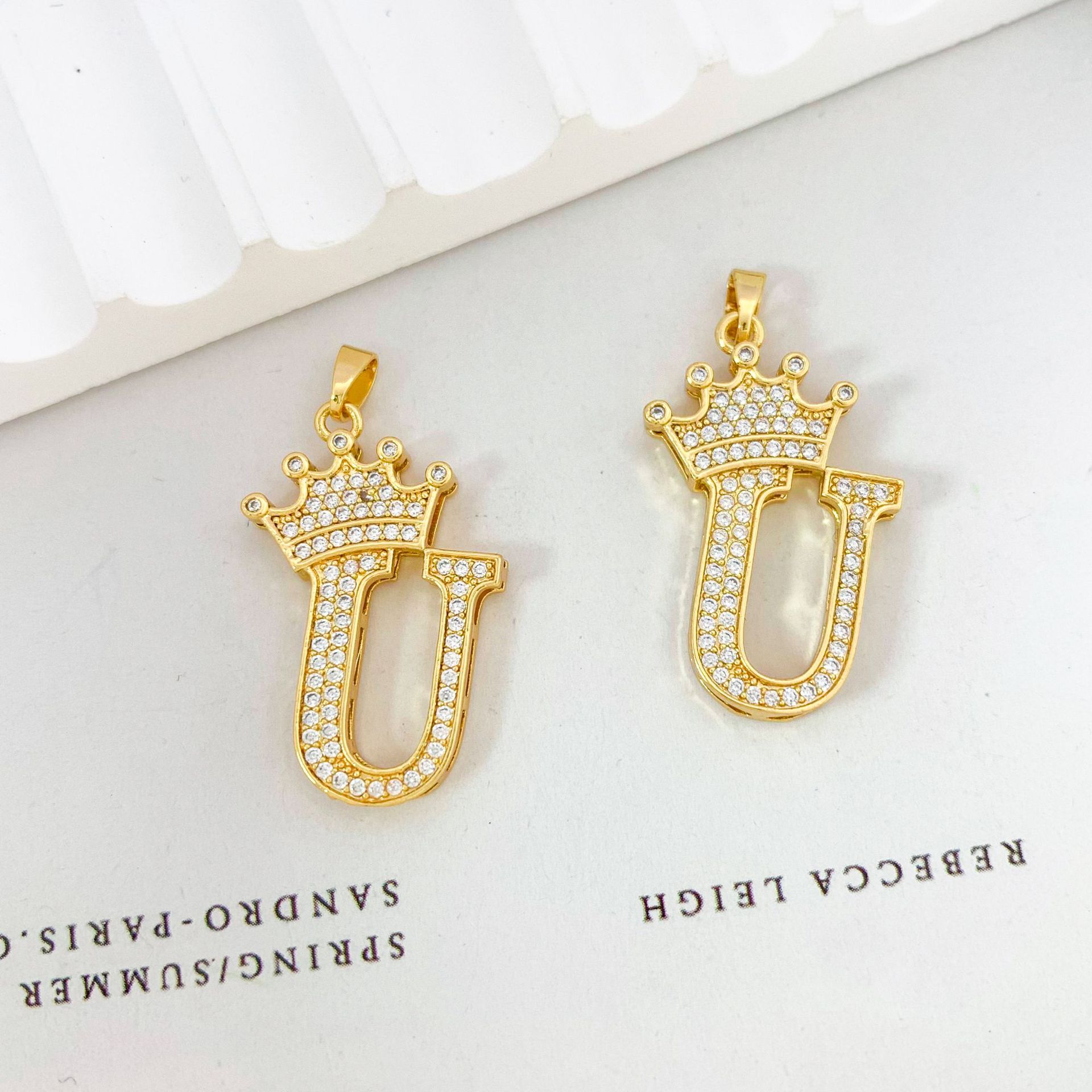 Xl348 crown letter u pendant gold