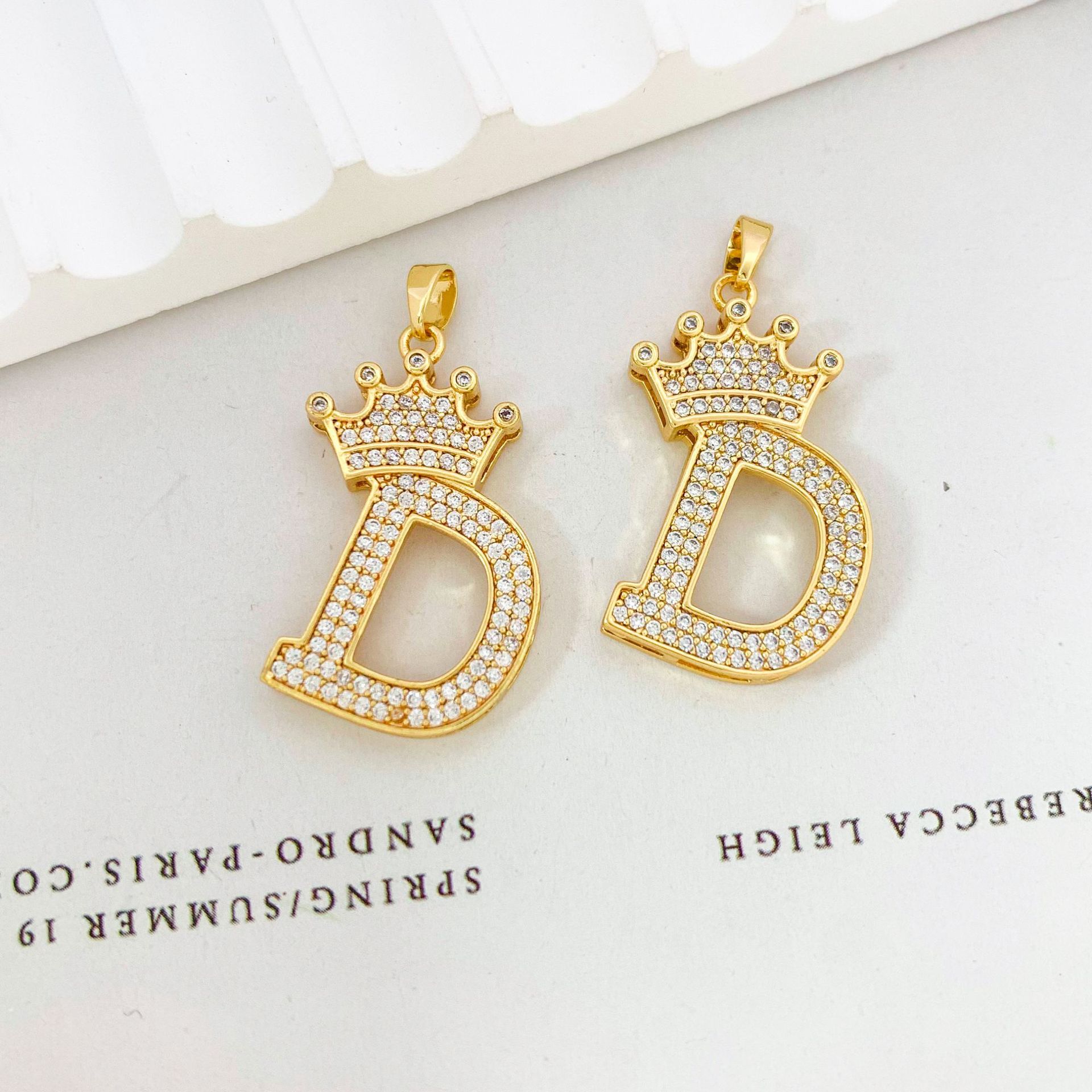 4:Xl348 crown letter d pendant gold