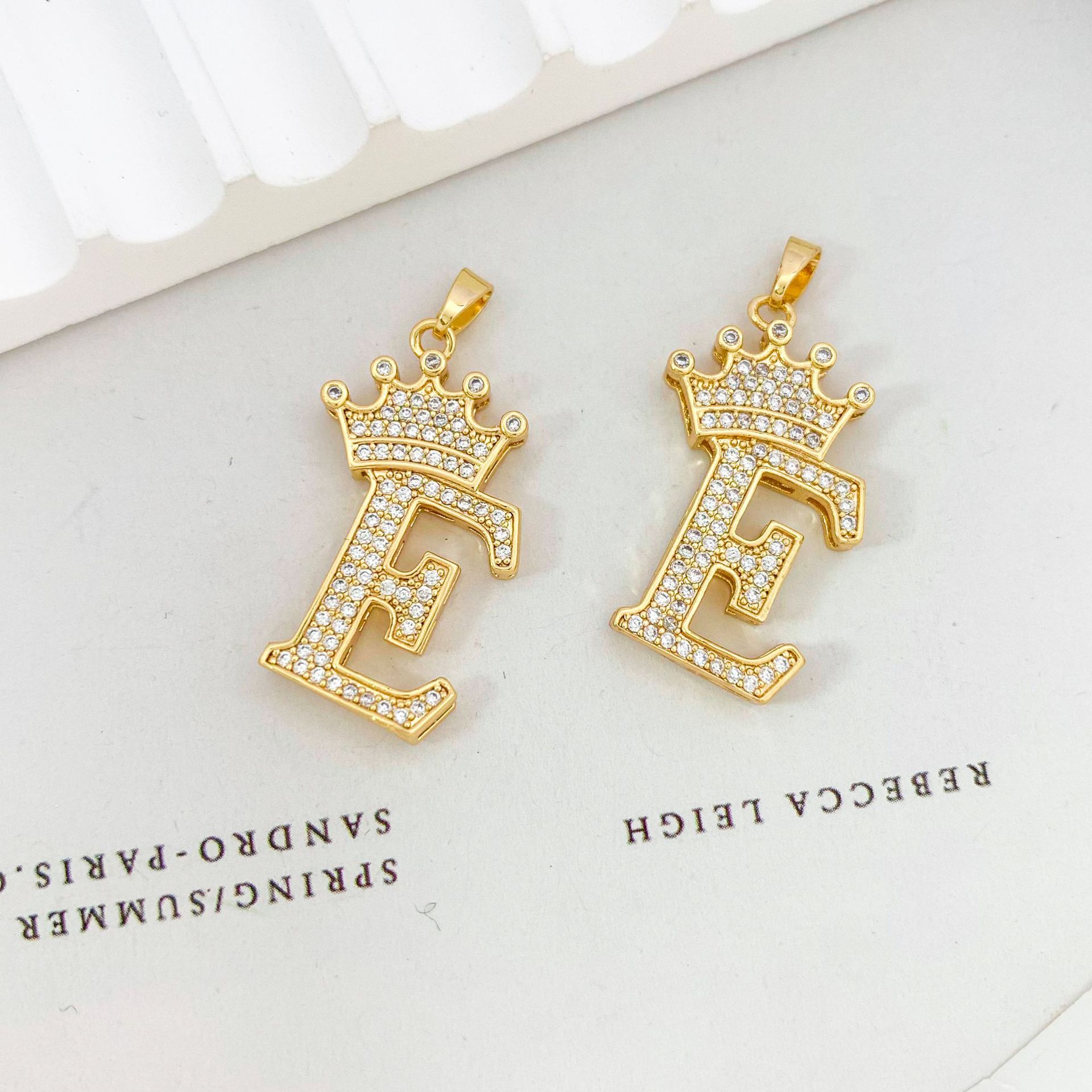 5:Xl348 crown letter e pendant gold