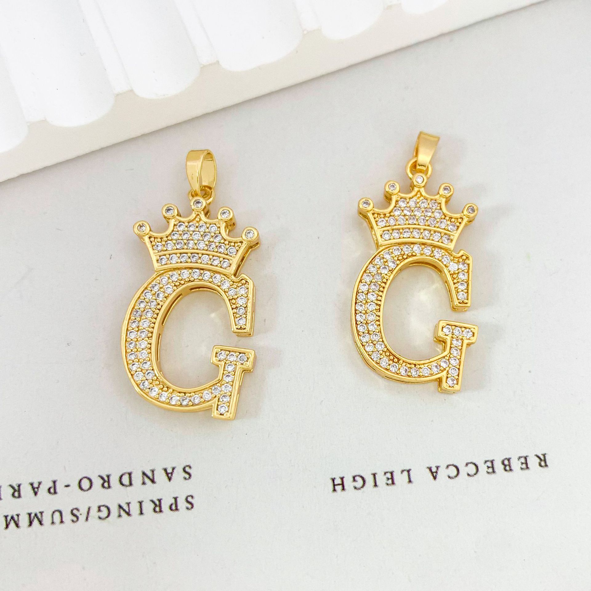 7:Xl348 crown letter g pendant gold