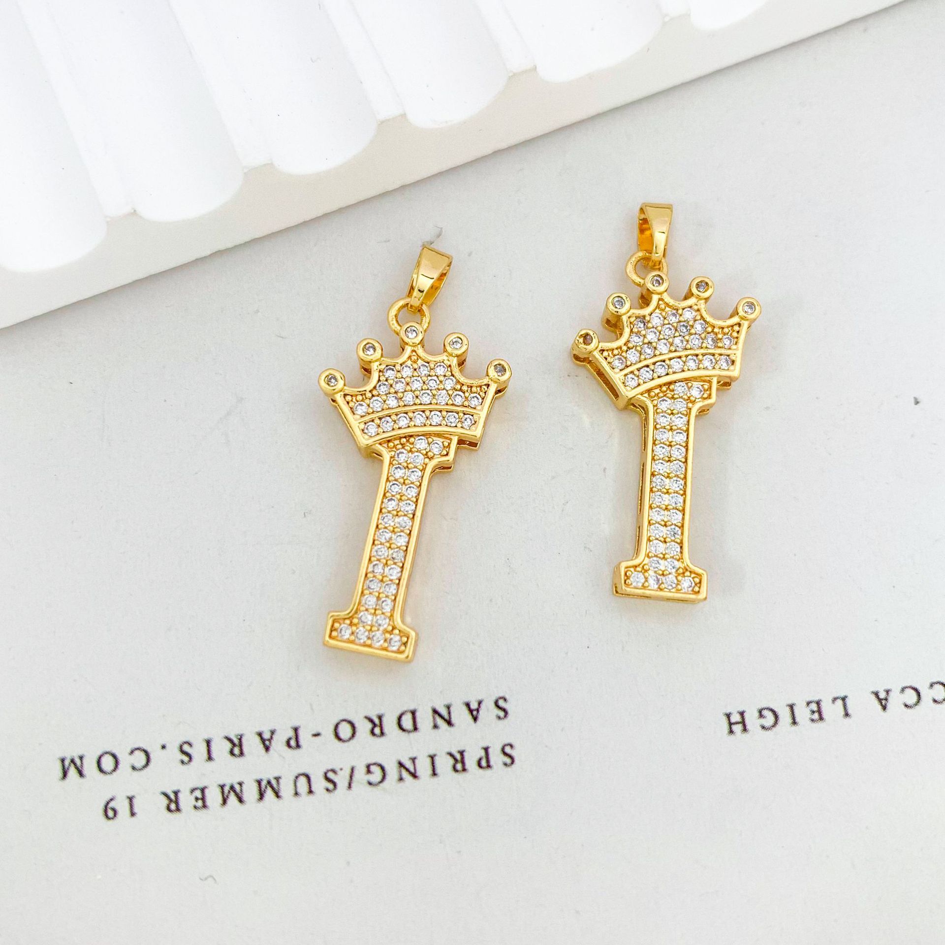 9:Xl348 crown letter i pendant gold