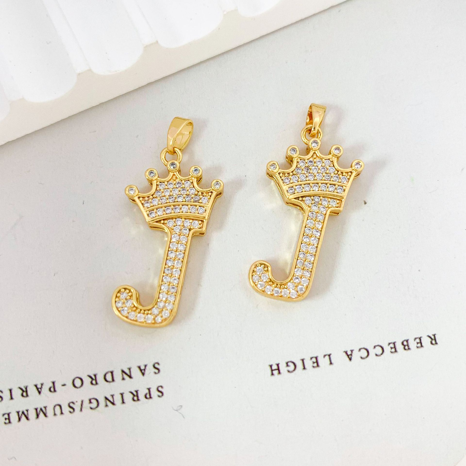 10:Xl348 crown letter j pendant gold