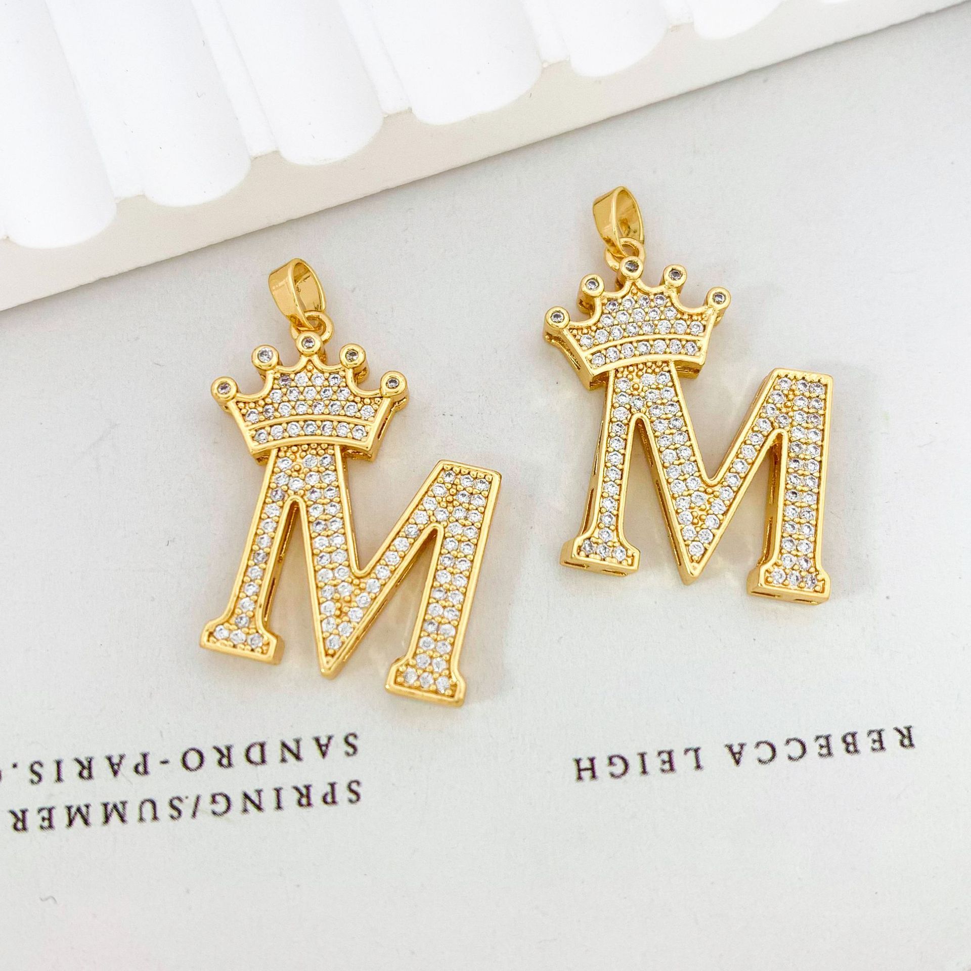13:Xl348 crown letter m pendant gold