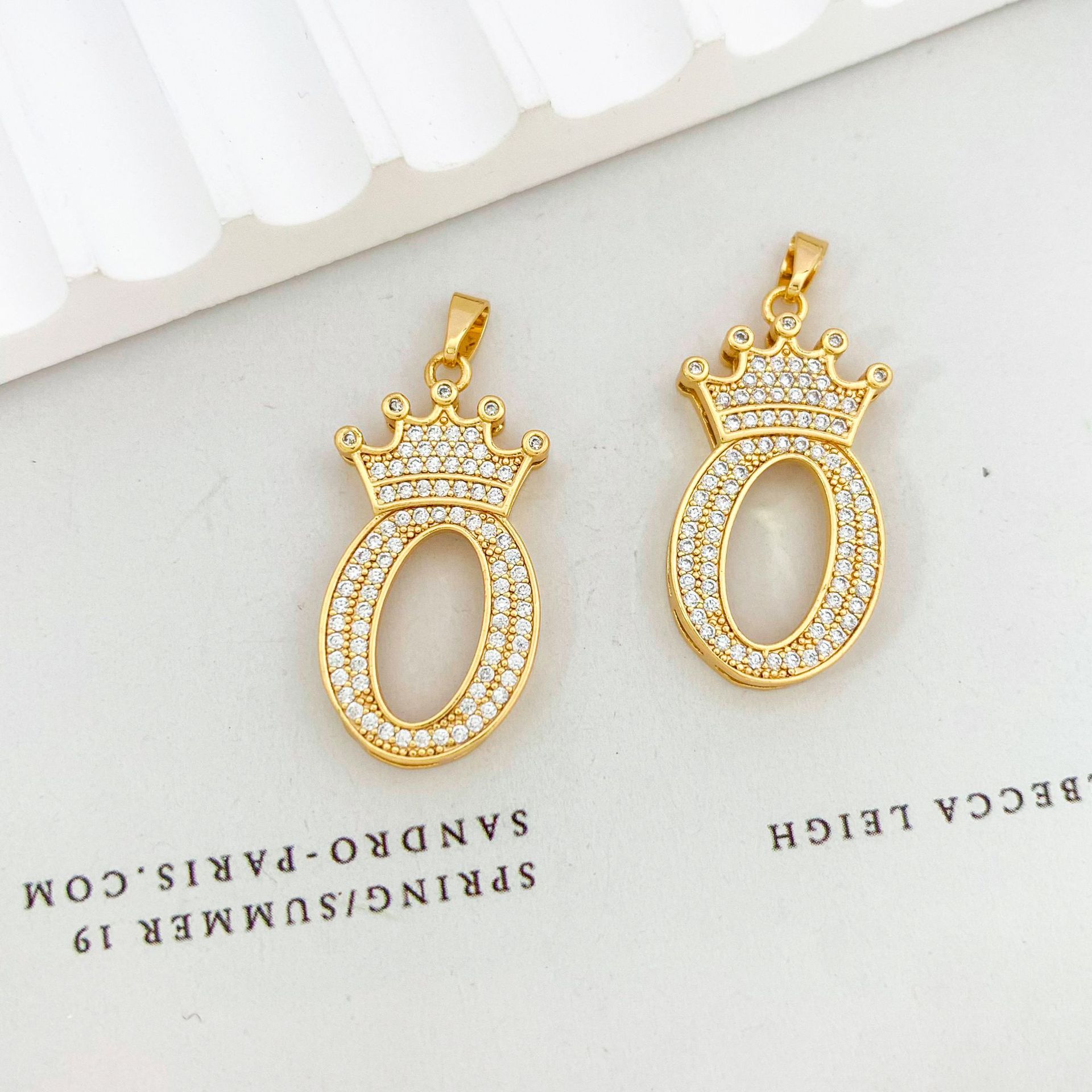 15:Xl348 crown letter o pendant gold