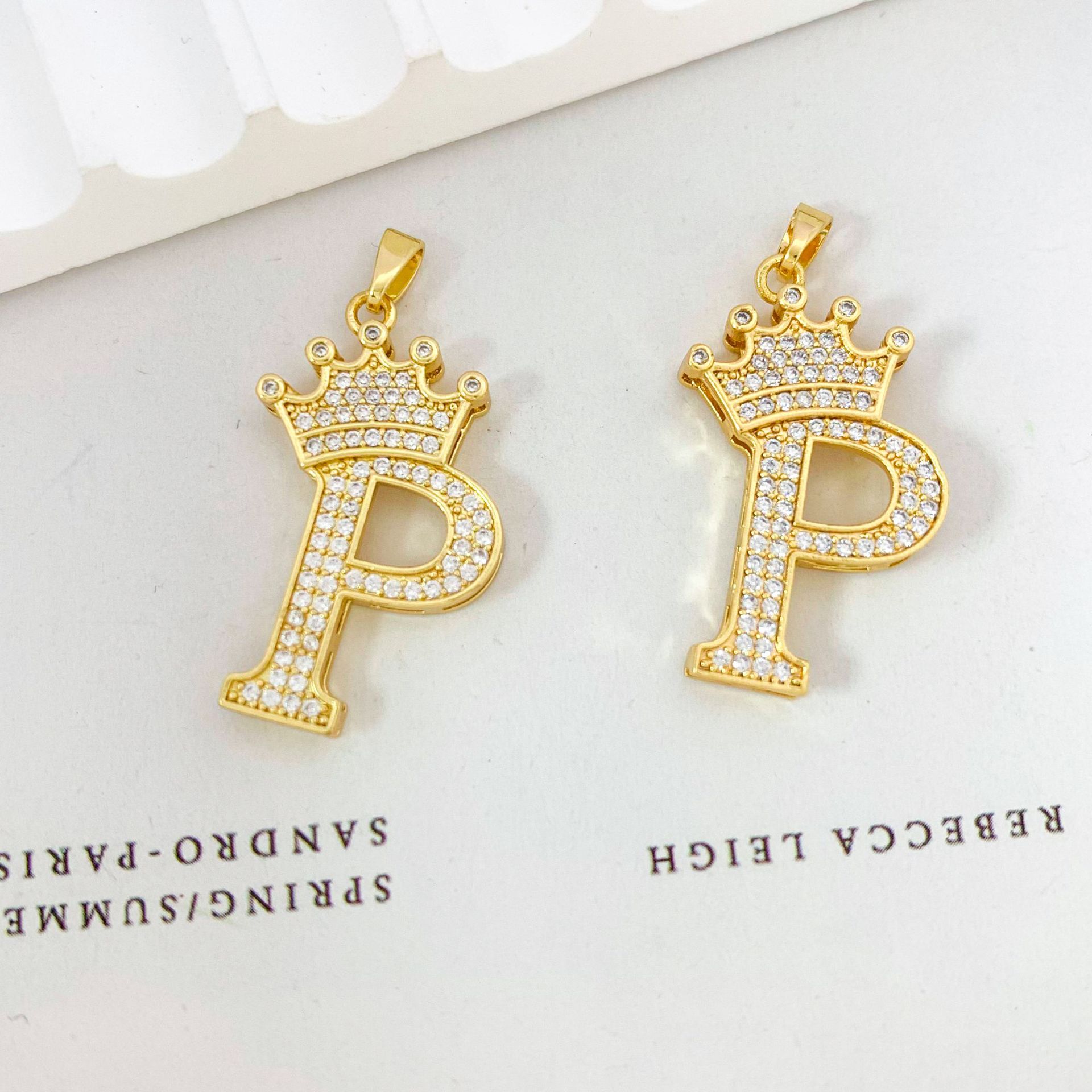 16:Xl348 crown letter p pendant gold