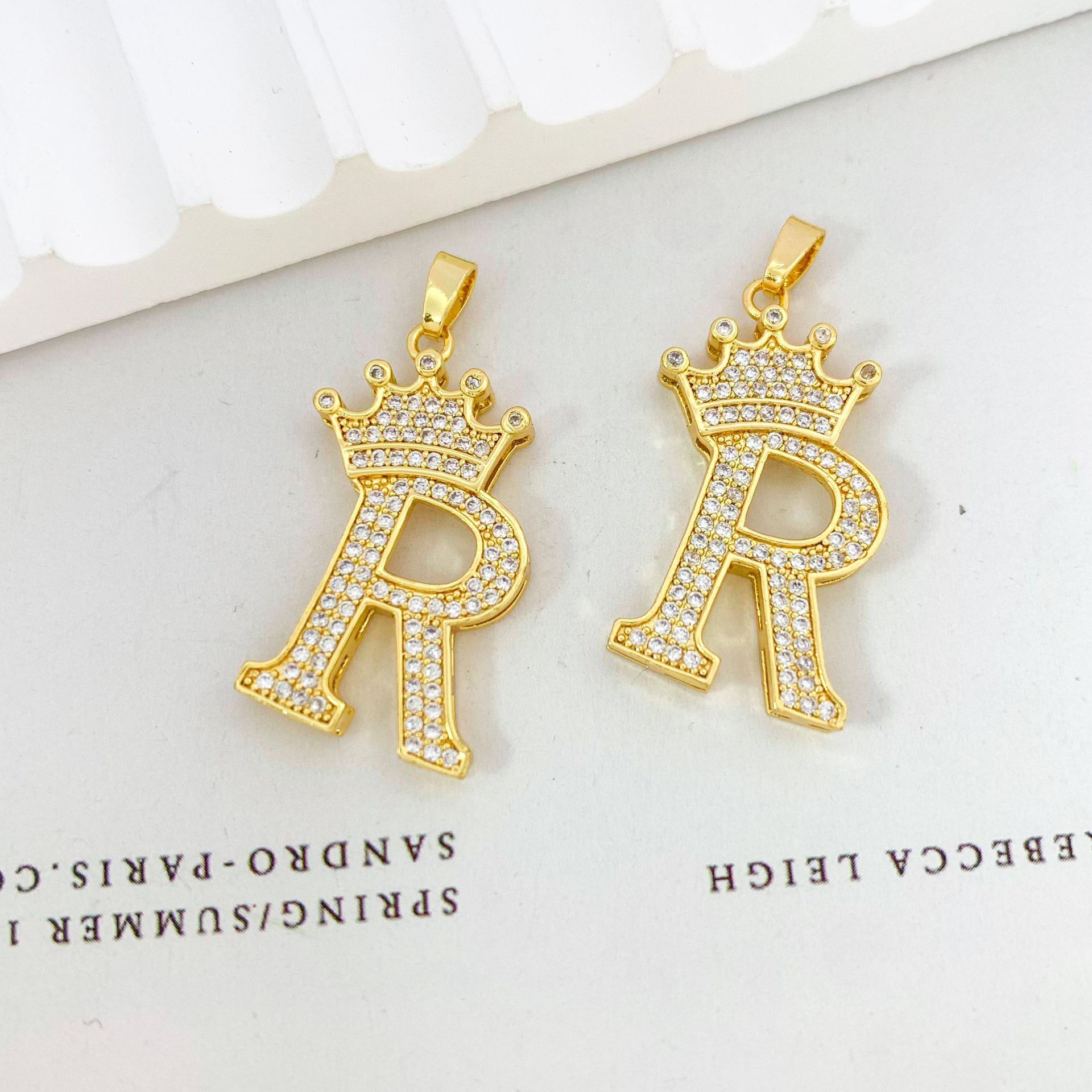 18:Xl348 crown letter r pendant gold