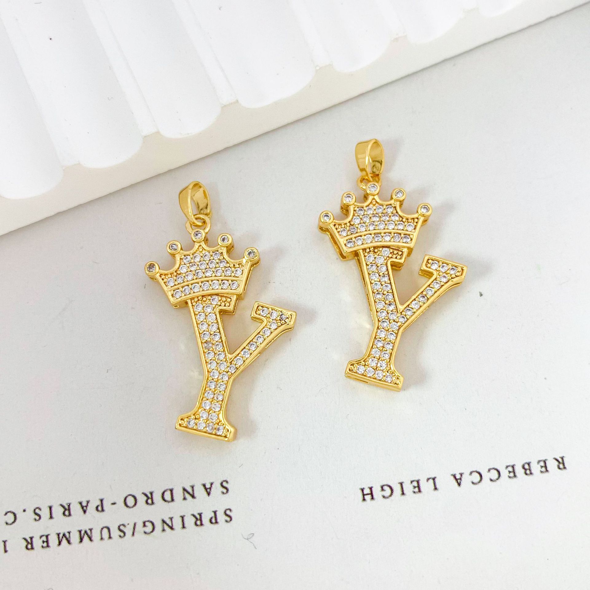 25:Xl348 crown letter y pendant gold