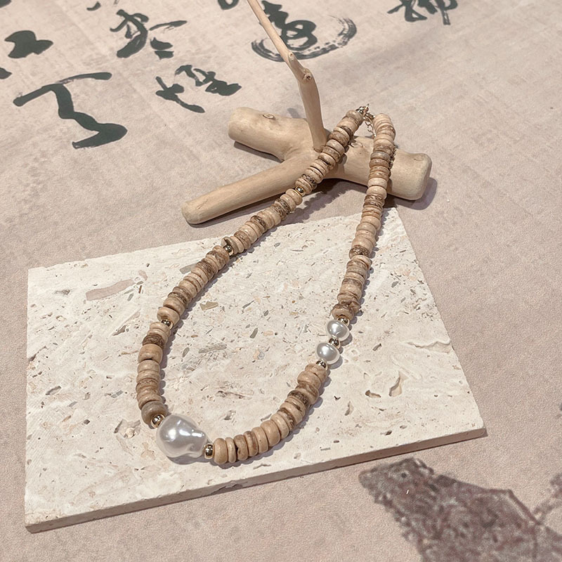 3:A necklace