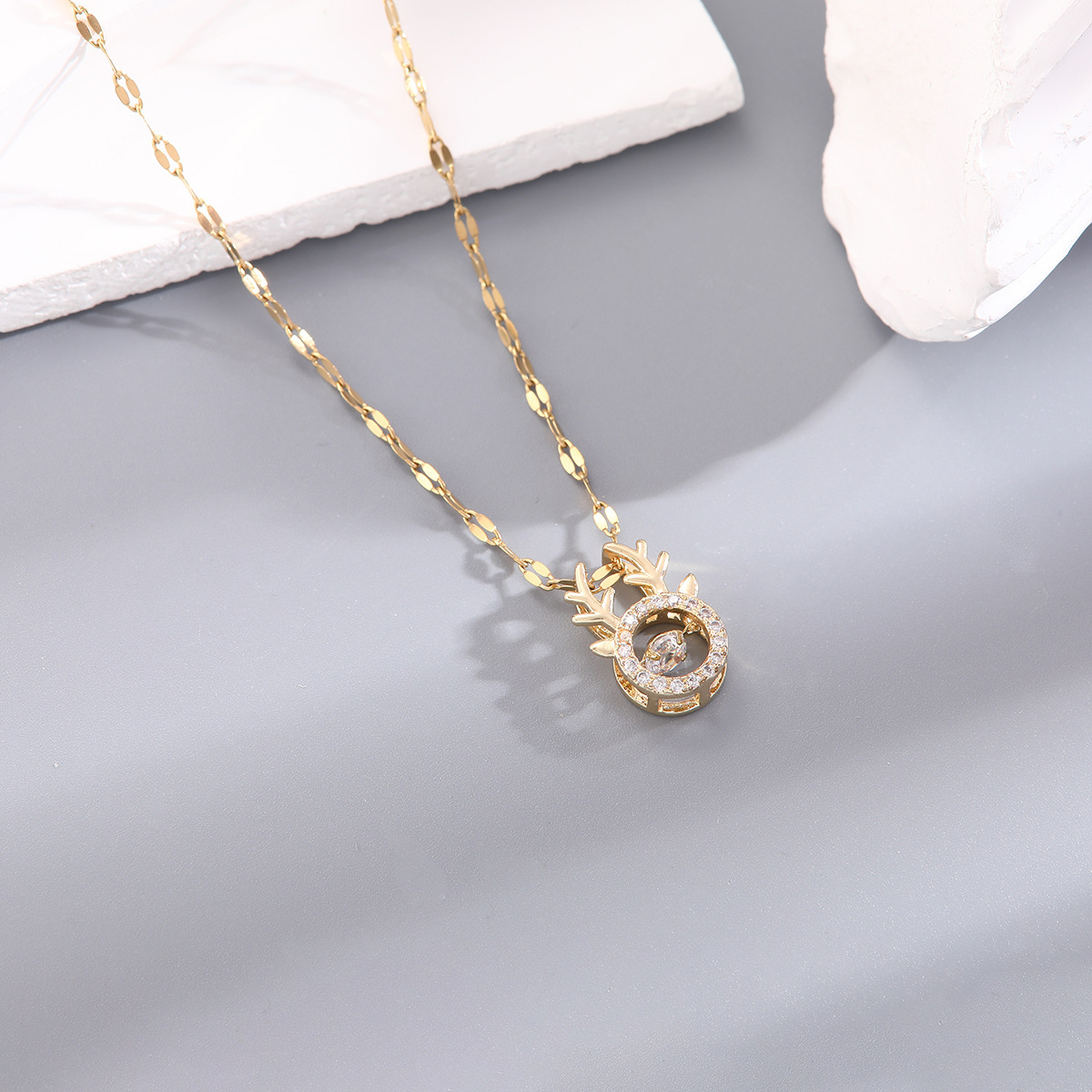 3:Xl1567-40 small antlers