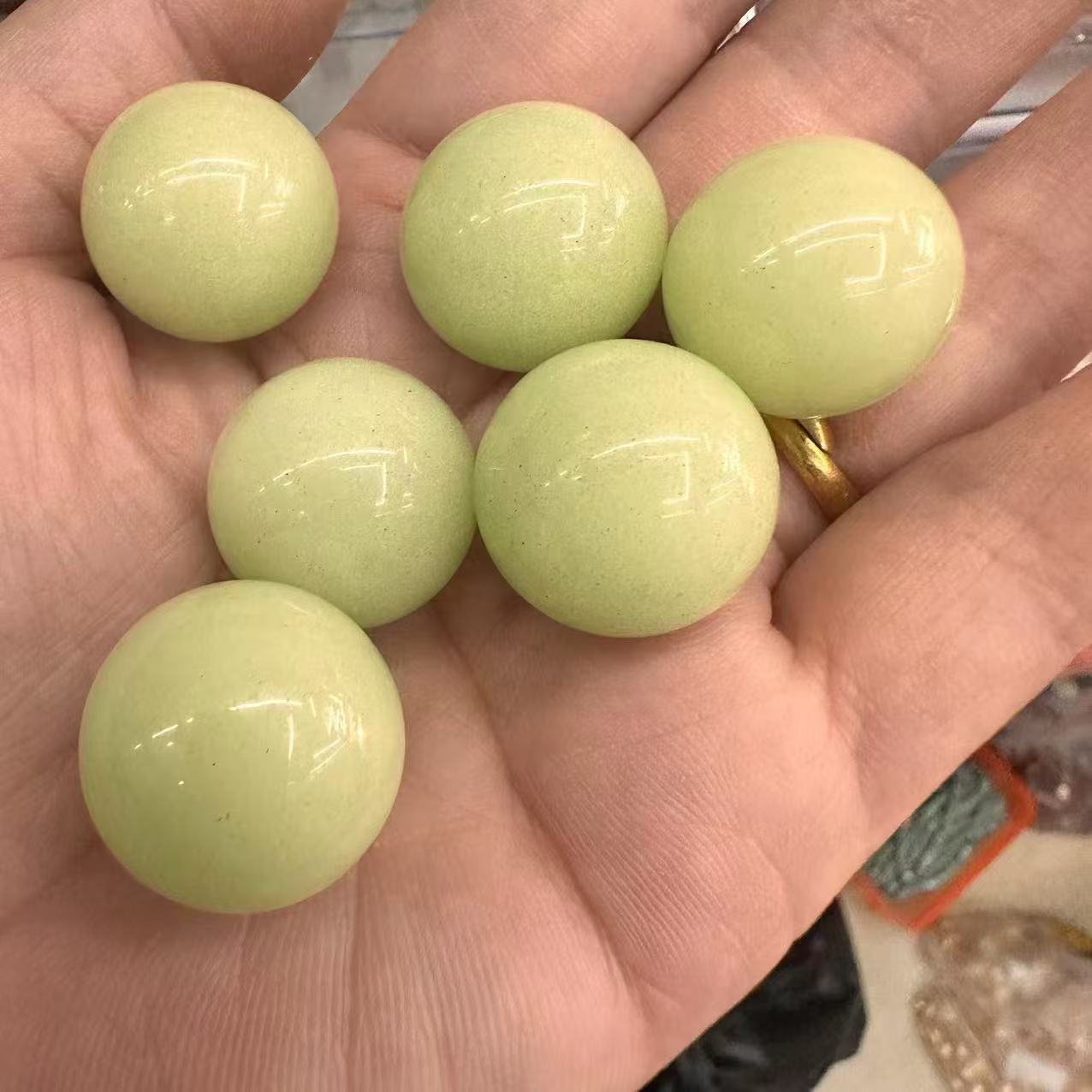 17:Green luminous stone