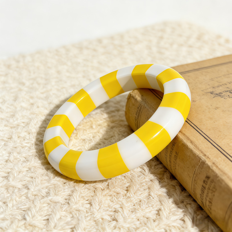 17:Thick circle yellow