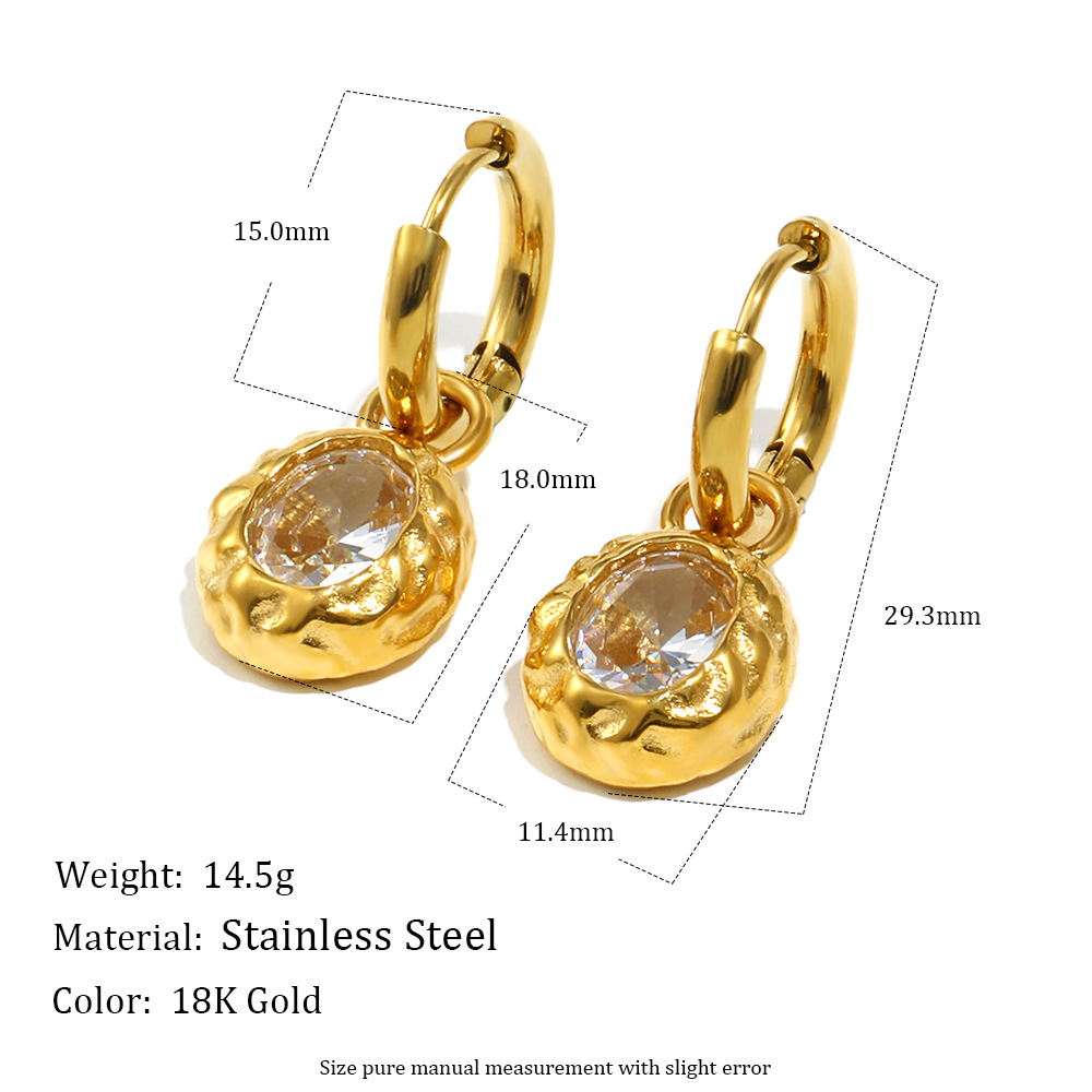 Hammered oval zirconia stud earrings - gold tone -