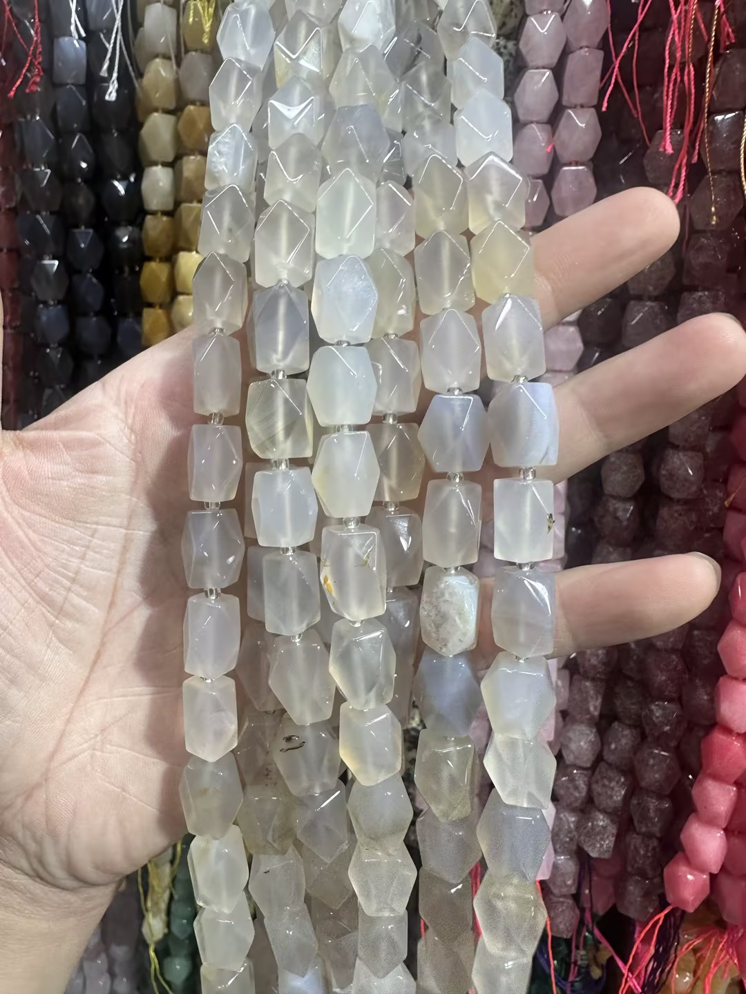 1:baltas agatas