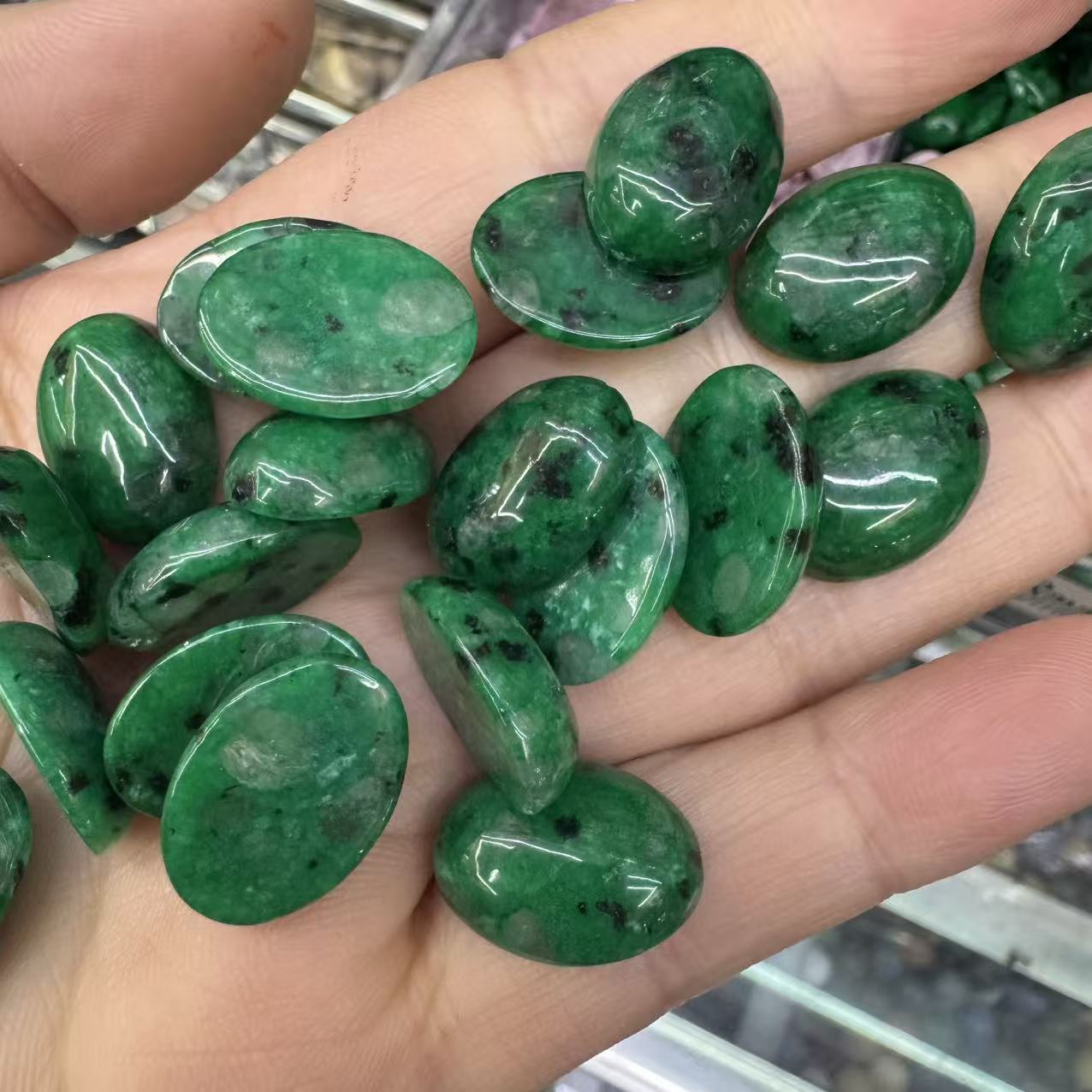 Green dot jade 6x 8mm