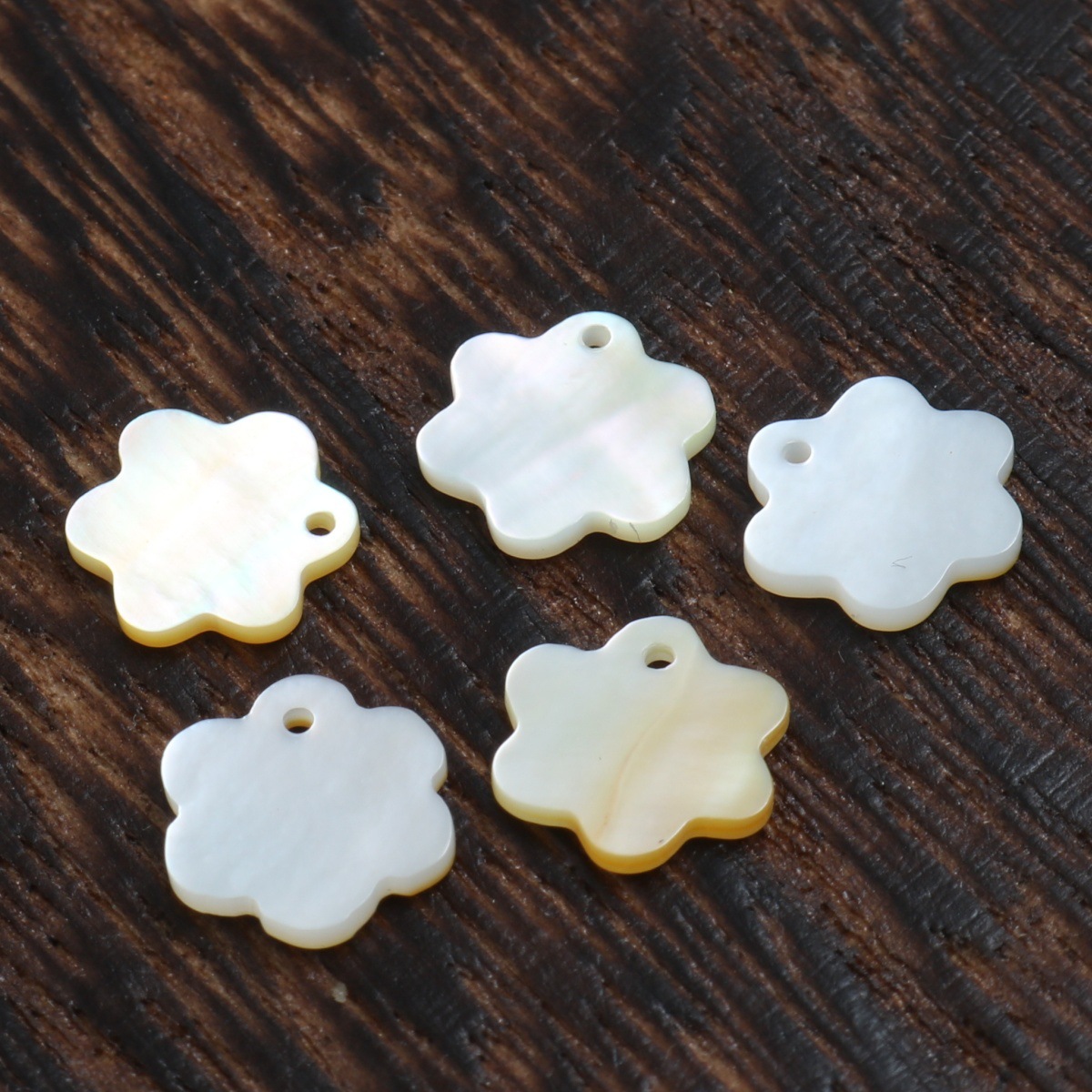 Off-white flowers 9.4mm