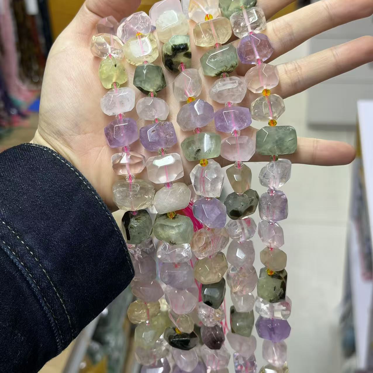 Four-color crystal