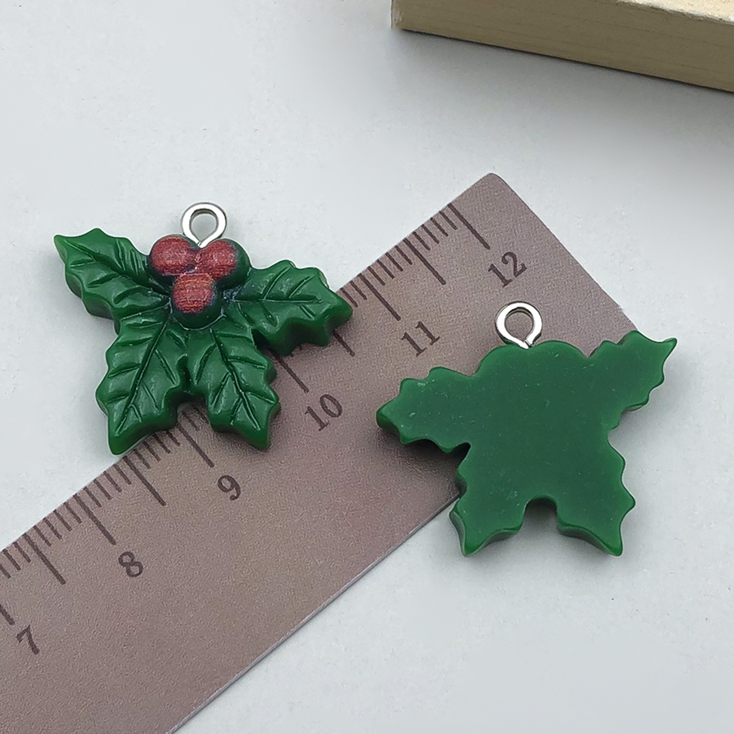 1 green resin christmas holly leaf fruit 22x25mm-1