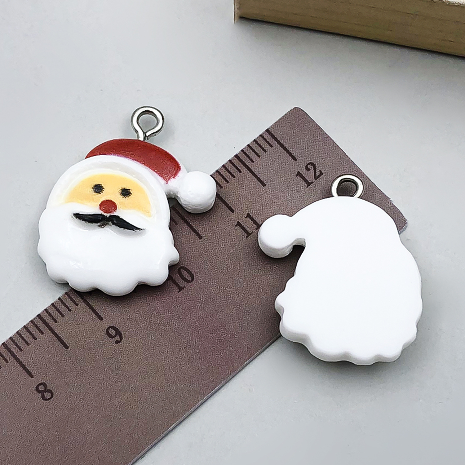 1 white resin christmas santa claus head 18x24mm-1