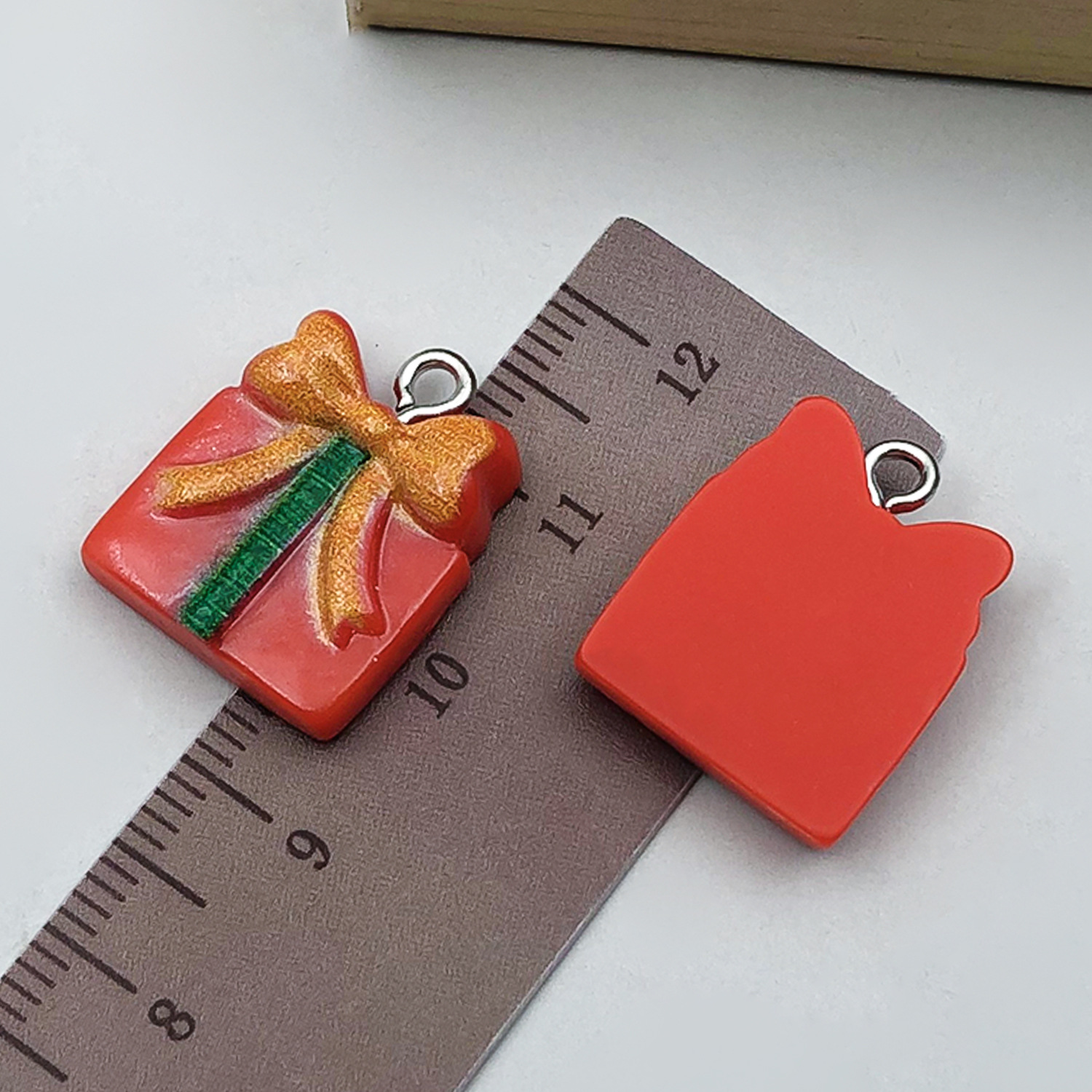 1 red resin christmas gift box 15x20mm-1.2g-24258