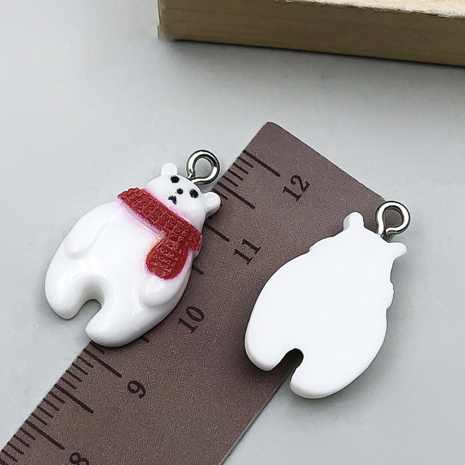 1 white resin christmas scarf bear polar bear 15x2