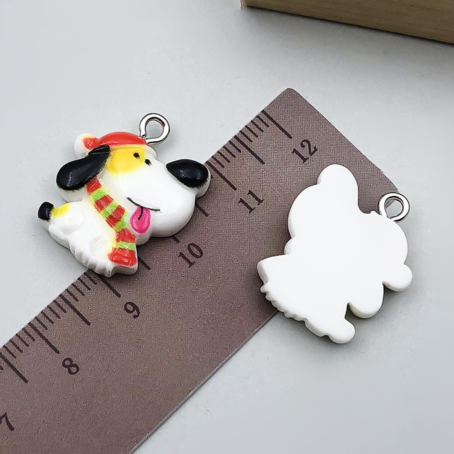 1 white resin christmas scarf puppy 18x22mm-1.3g-2