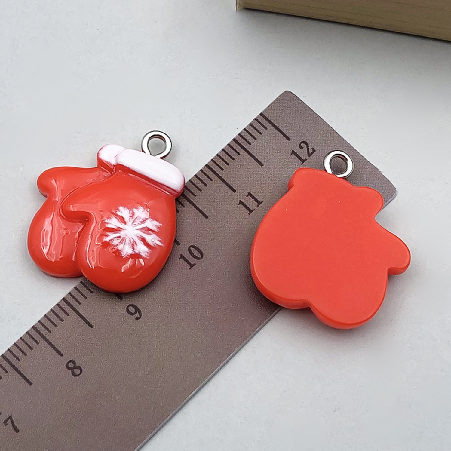 1 red resin christmas snowflake glove 19x24mm-1.2g