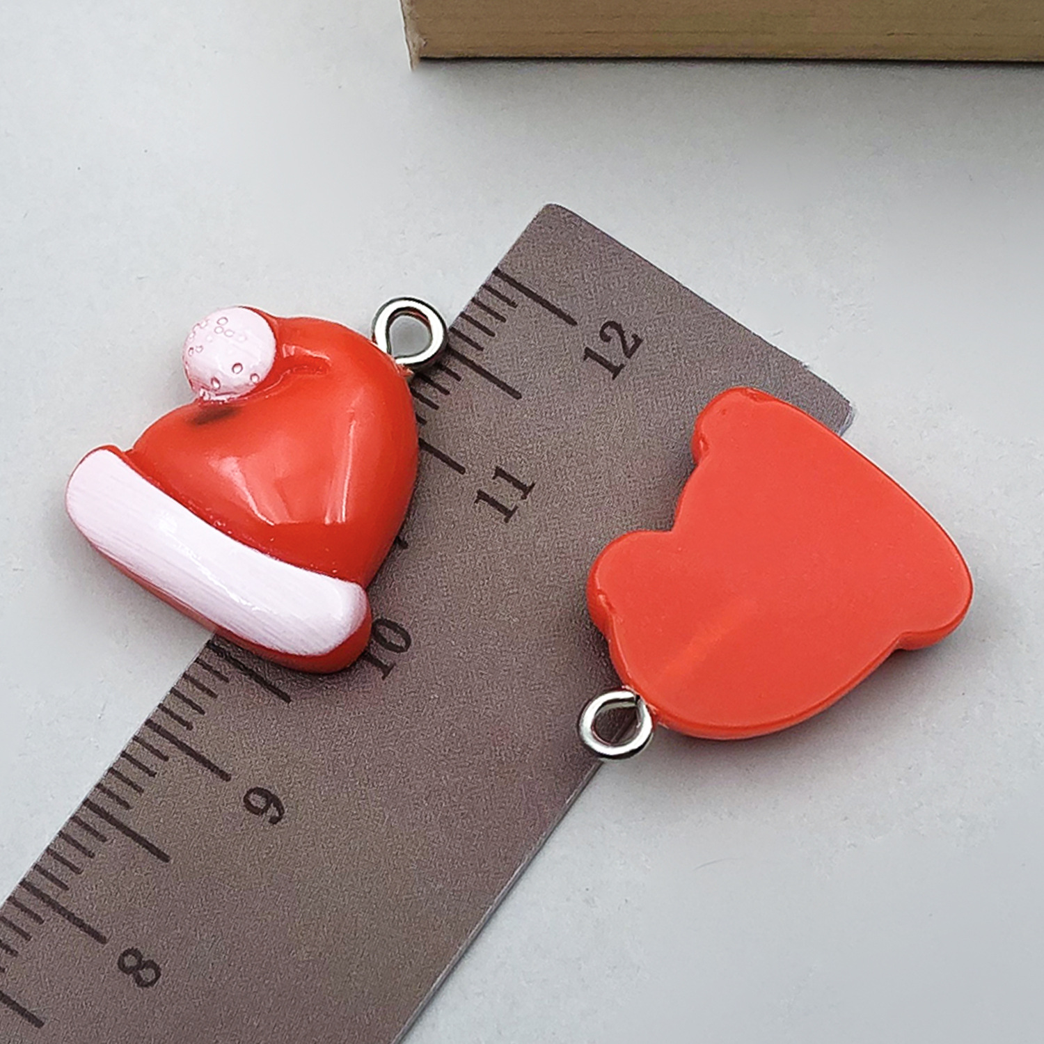 1 red resin christmas hat 17x21-1.2g-17010