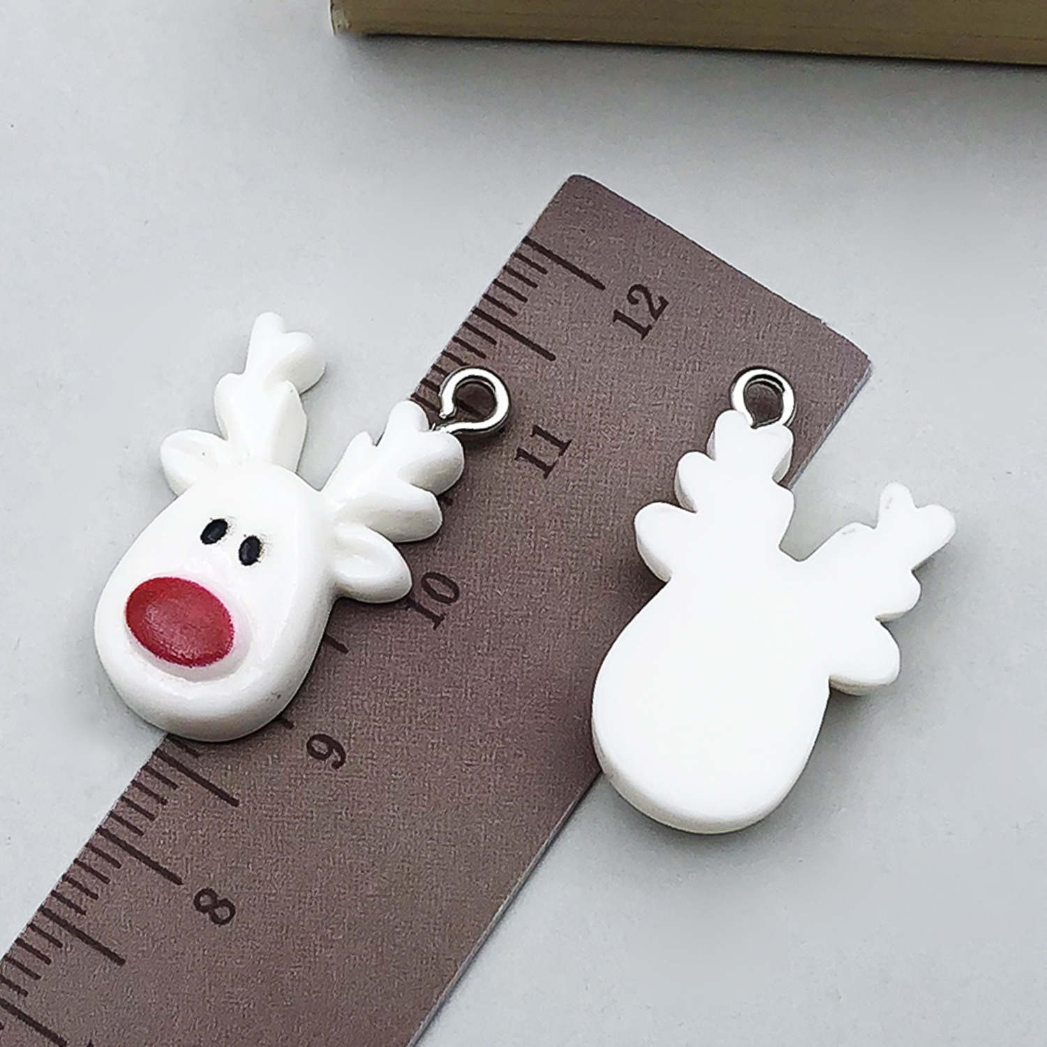 1 white resin christmas elk 14x26-1.2g-17025