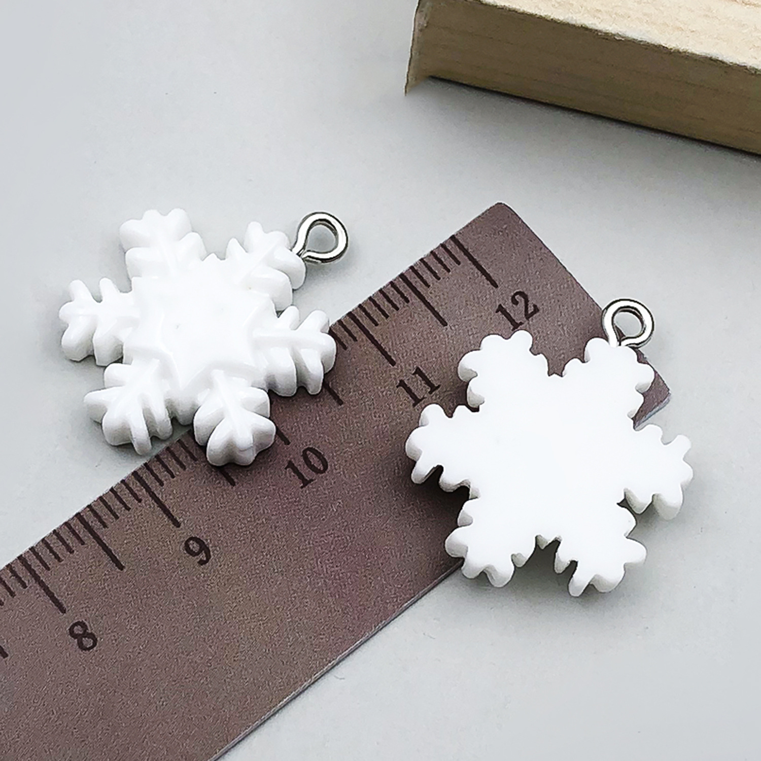 1 white resin christmas snowflake 18x23-1.1g-17026