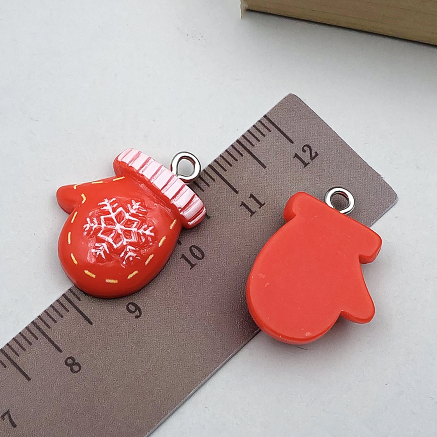 1 red resin christmas glove 16x21-1.2g-17028