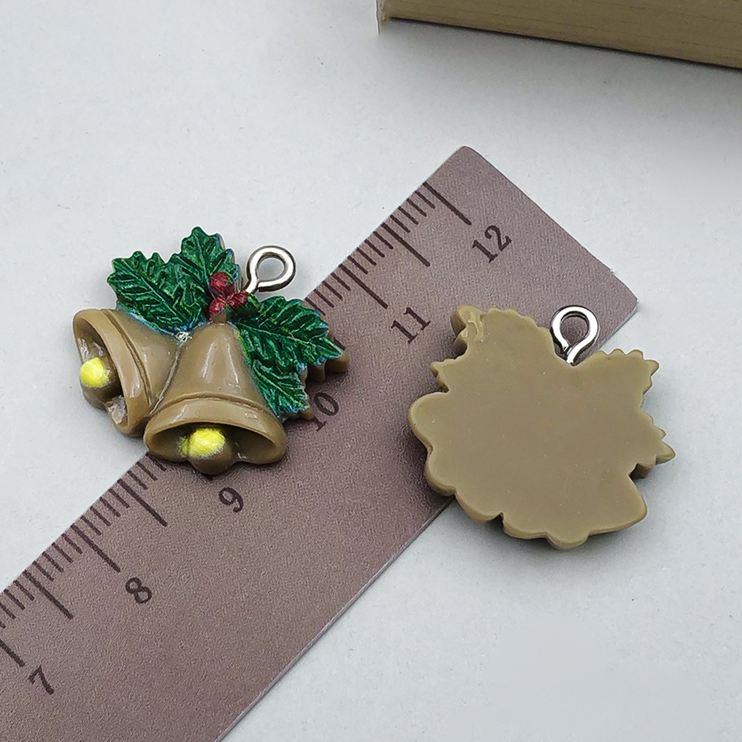 1 brown resin christmas bell 20x19-1.1g-17023