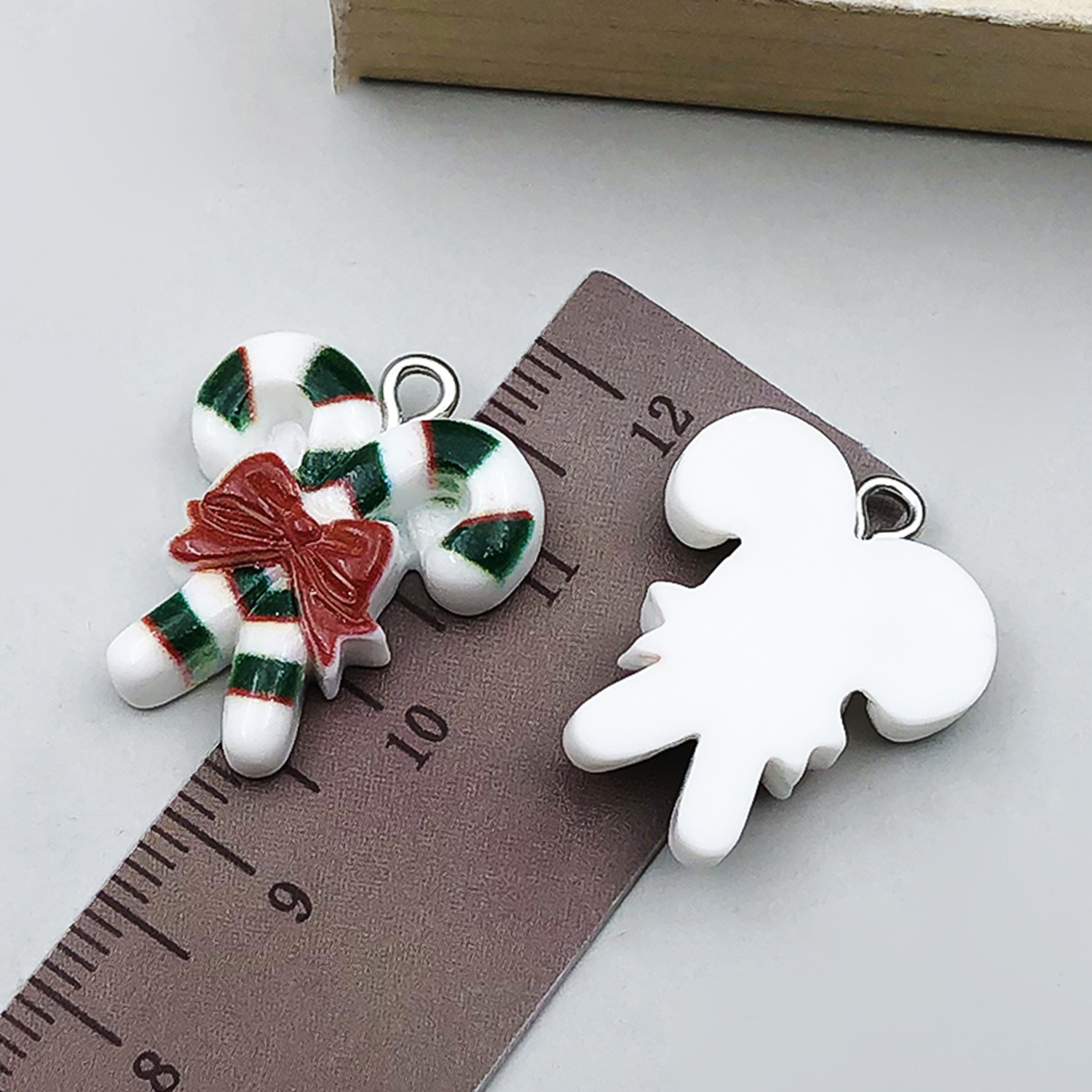 1 white resin christmas candy cane 18x22mm-1.2g-24