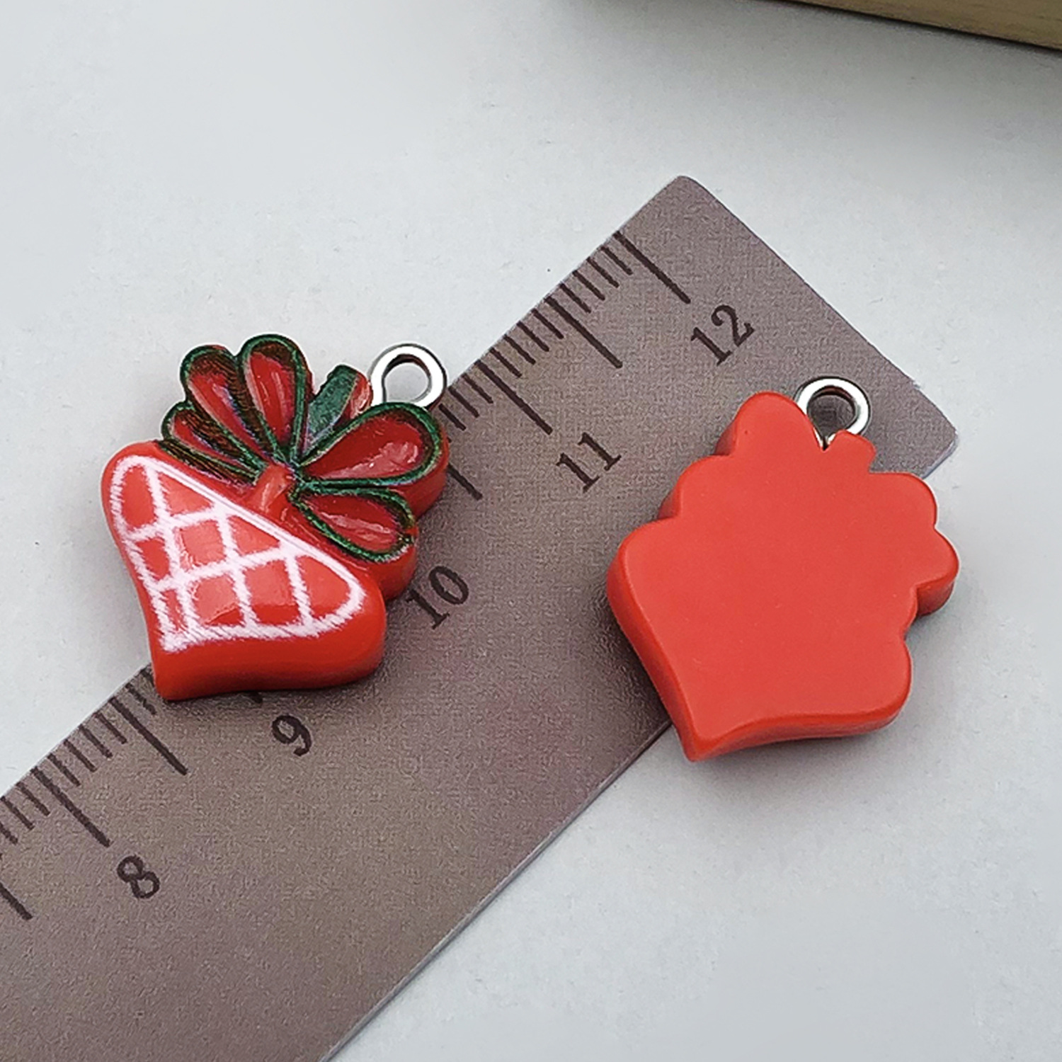 1 red resin christmas love gift box 16x22mm-1.2g-2