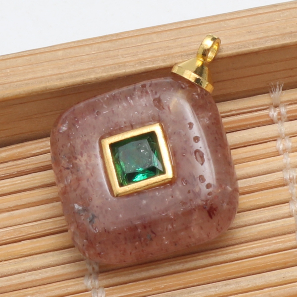 Strawberry Quartz 14x14x6.7mm