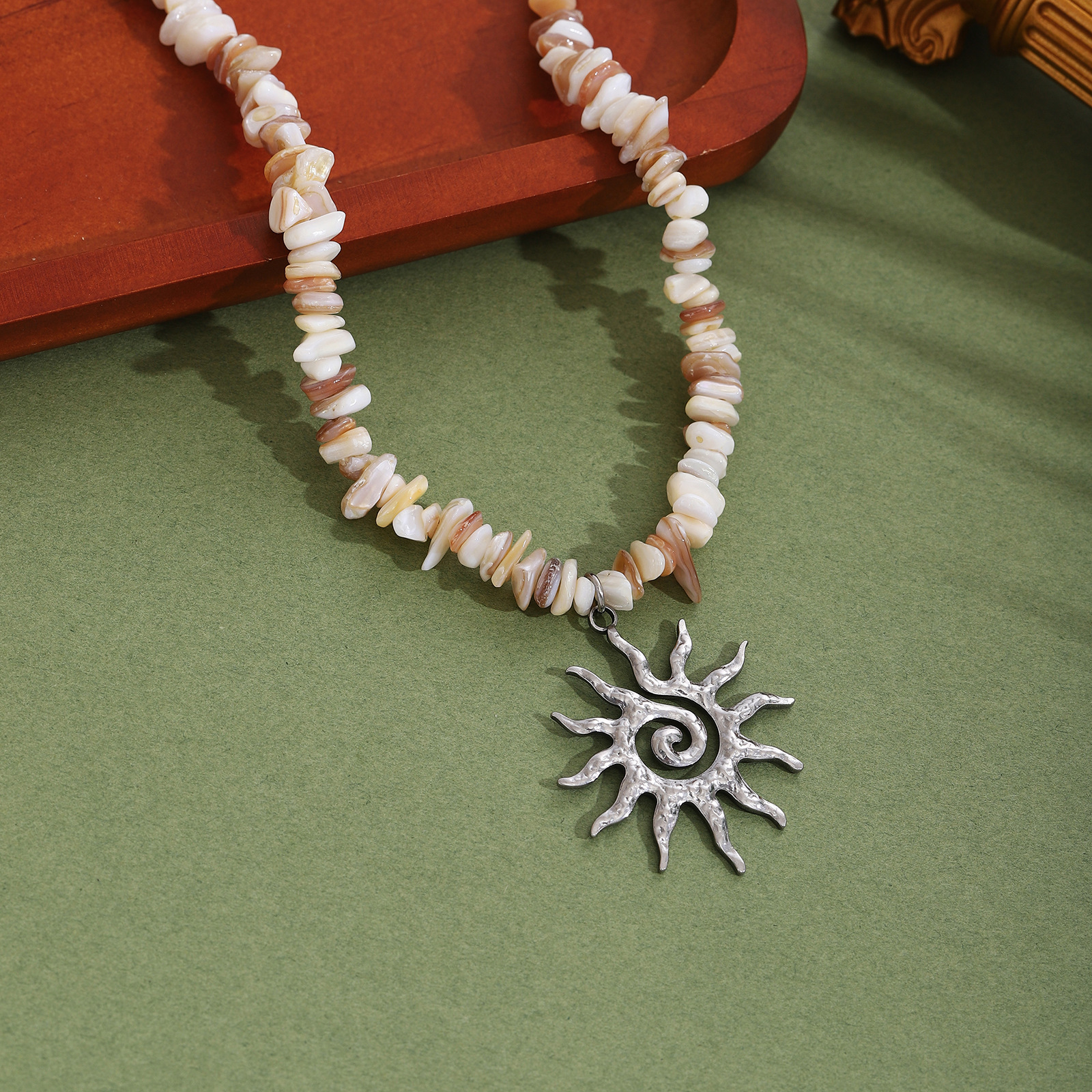 1 piece flame sun pendant off-white gravel necklac