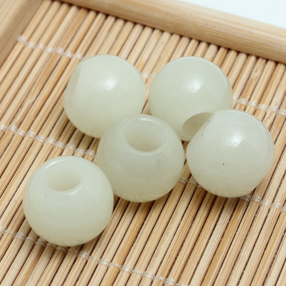 Natural white jade 10mm (inner diameter 4mm)