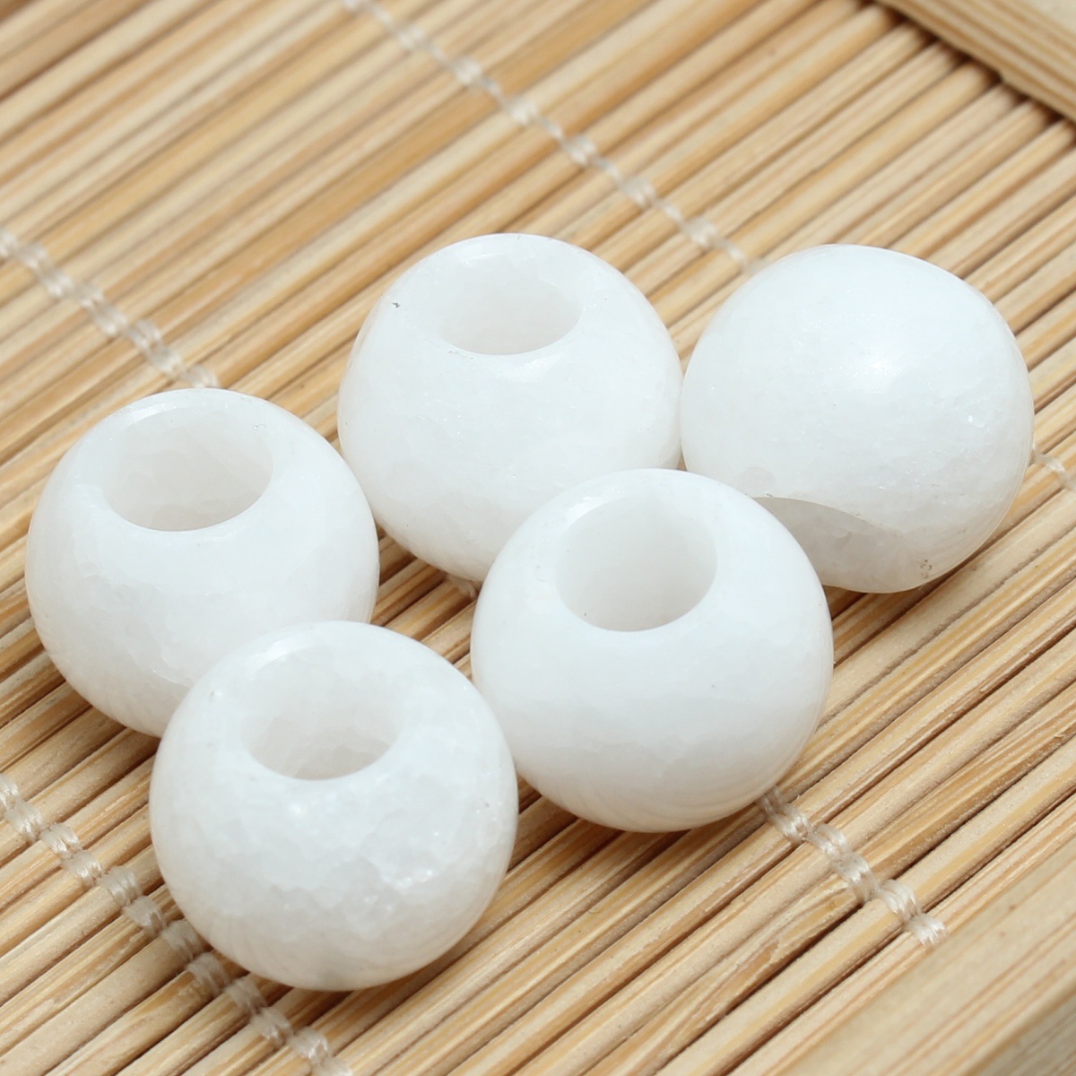 White jade 10mm (inner diameter 4mm)