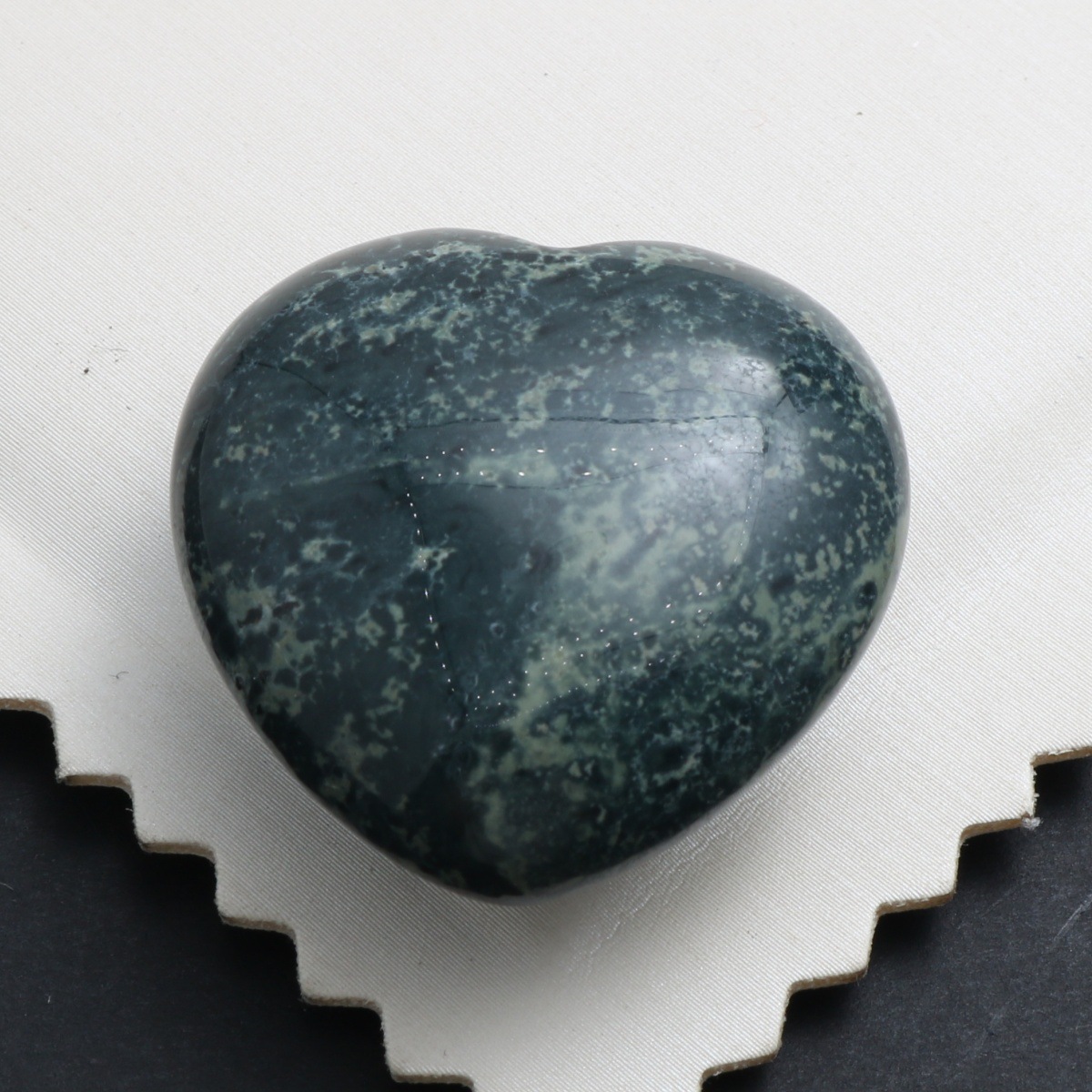 Pebble stone 30x30x15mm