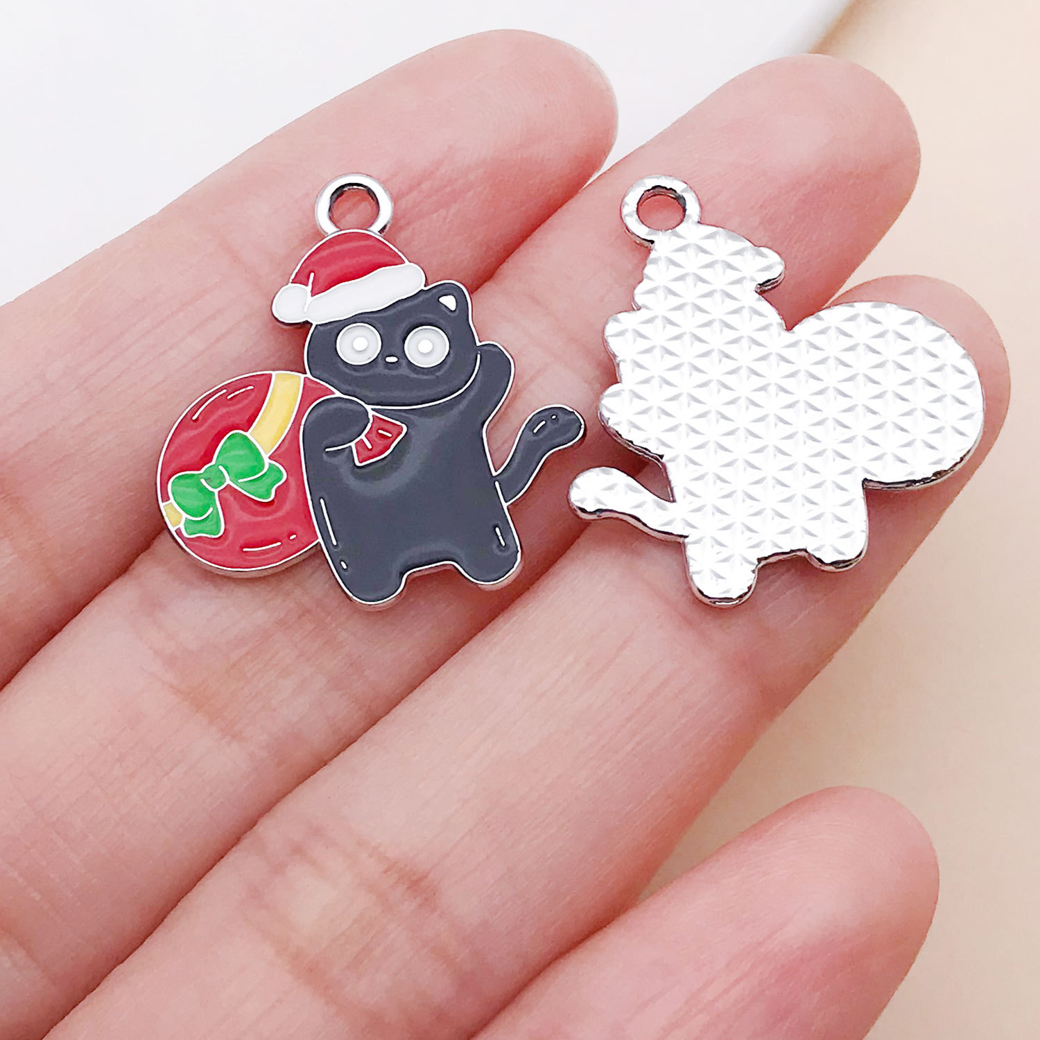 13:25242-1pcs 24x22mm-1.4g white k black oil dripping zinc alloy christmas gift bag cat