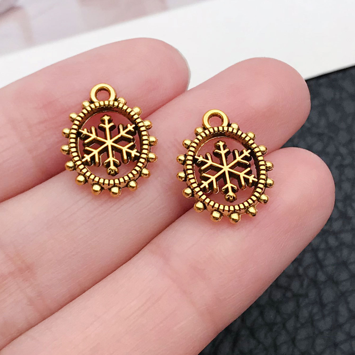10:20053-ancient gold zinc alloy christmas snowflake 12x15mm-0.8g