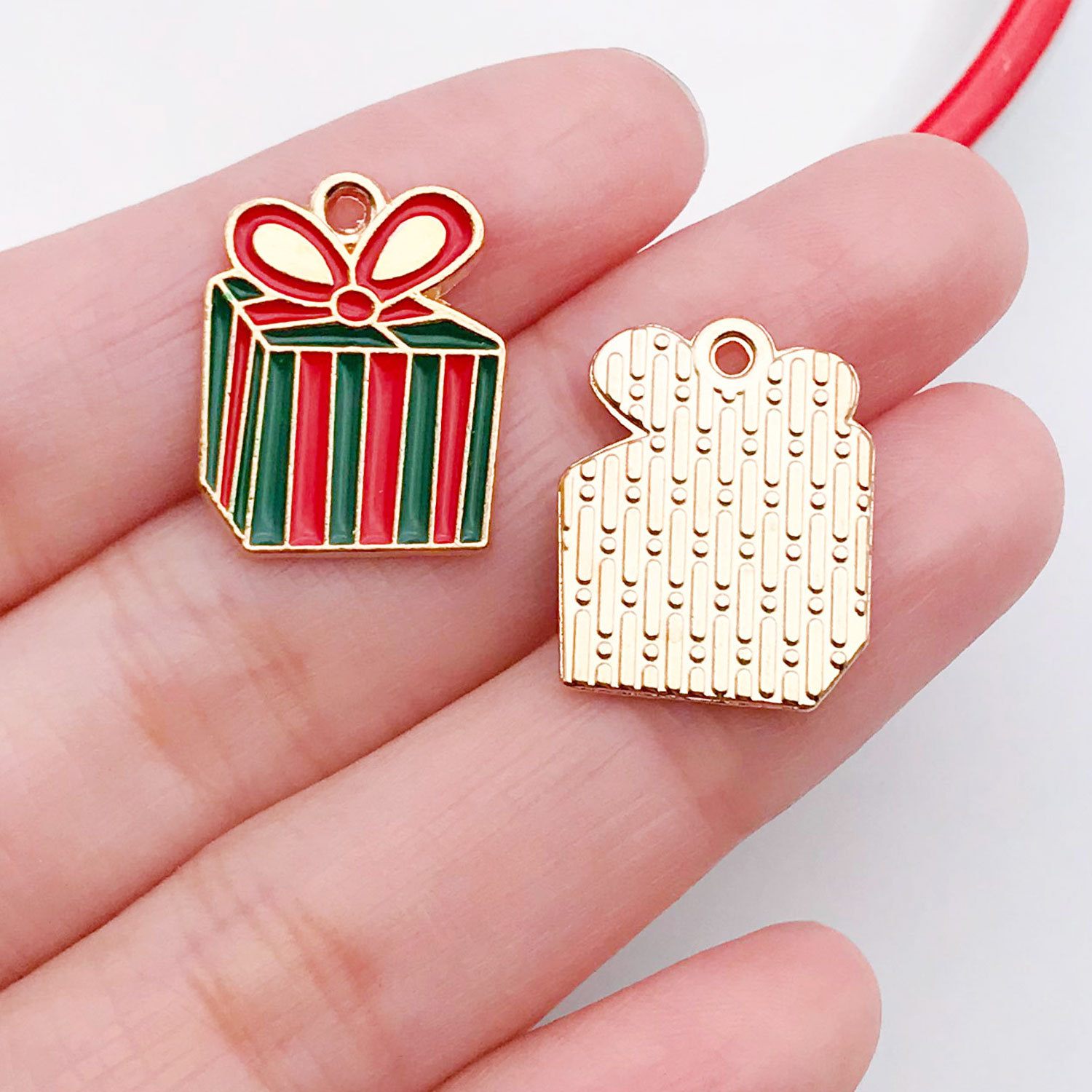 8:14257-1 red and green oil dripping zinc alloy square christmas gift box 15x19mm-1.6g