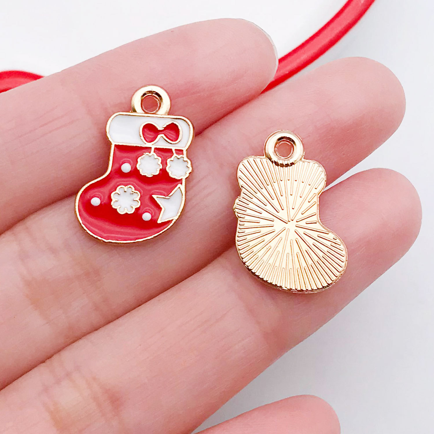 14:21048-1 red zinc alloy christmas stockings 19x13mm-1g