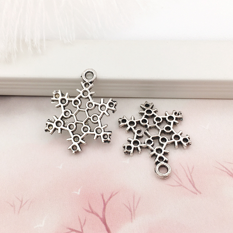 1 ancient silver snowflake 17x22mm-8391