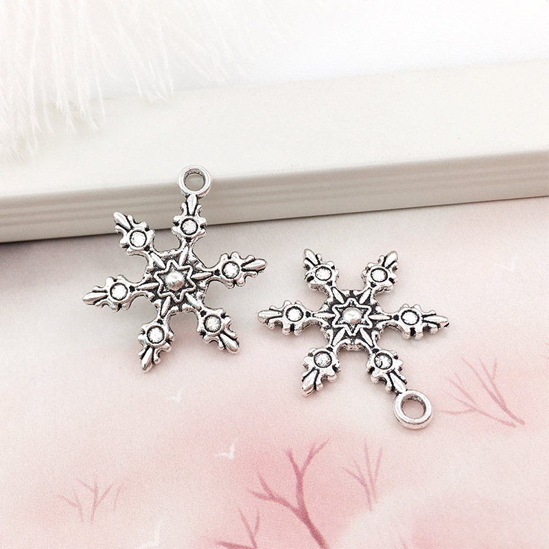 12:1 ancient silver snowflake 17x23mm-8394
