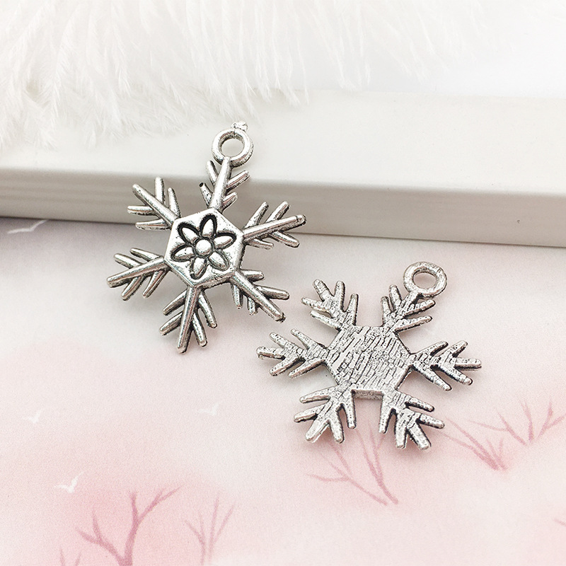 15:1 ancient silver snowflake 18x24mm-9149