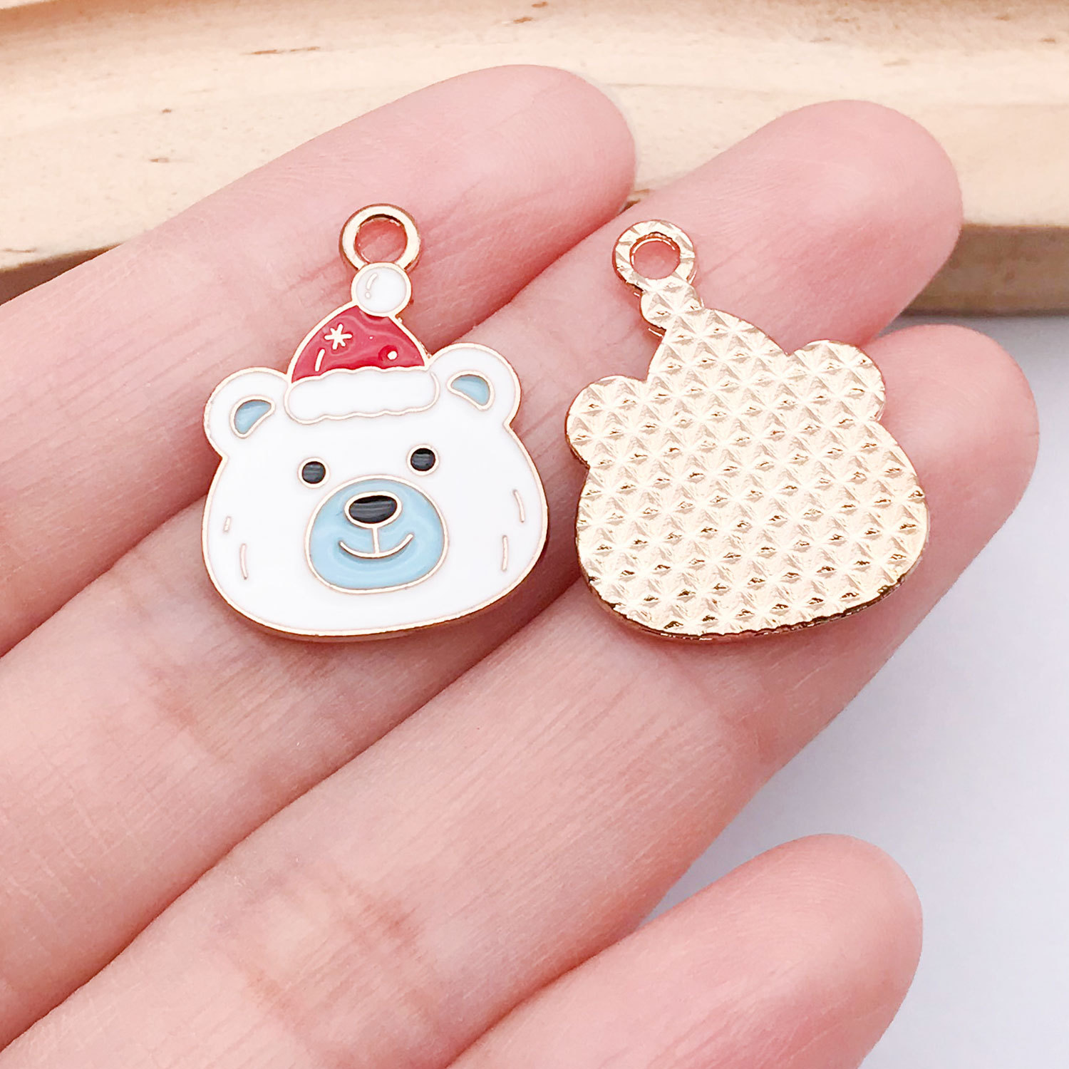 24:1 white christmas hat bear 23x17mm-1.3g-25287
