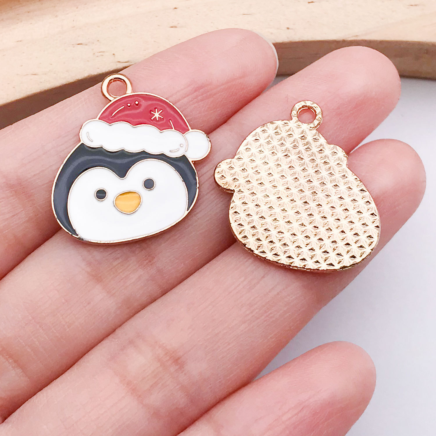 25:1 white christmas hat penguin 23x21mm-1.6g-25288