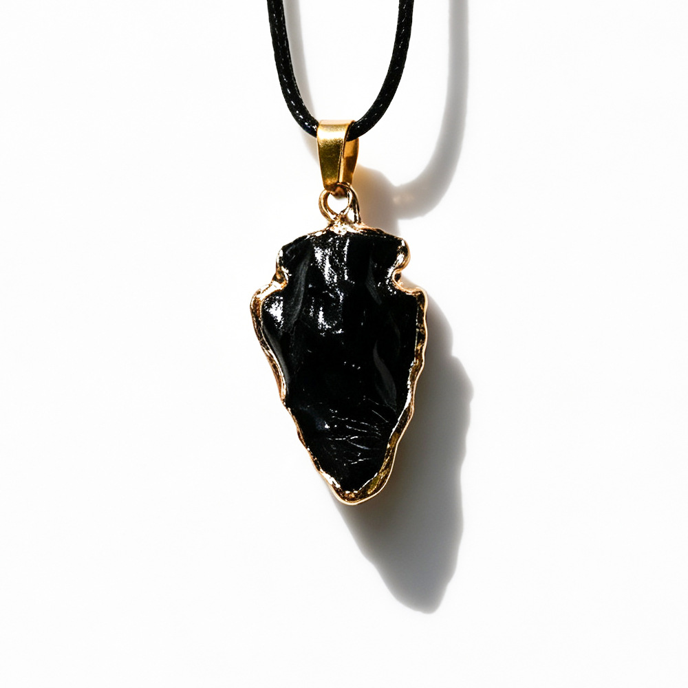2:Black-edged arrow pendant