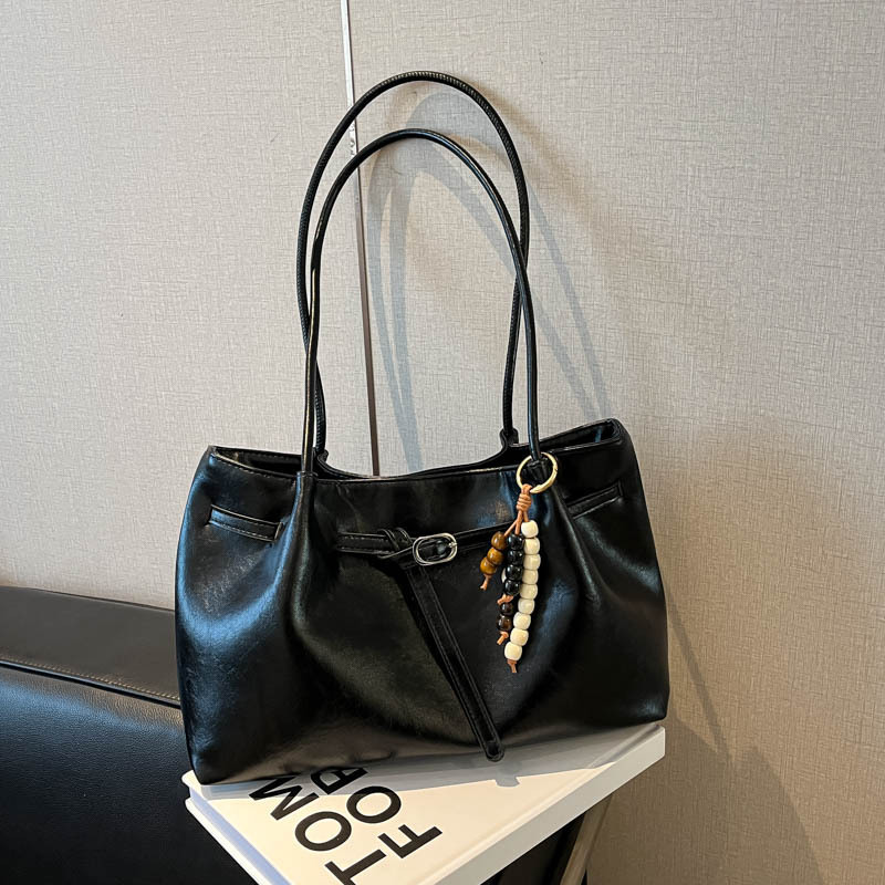 Glossy black with pendant
